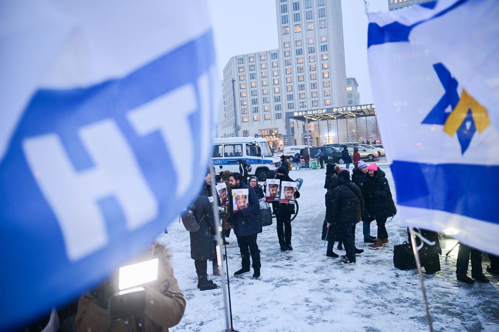 Teilnehmer stehen während einer Kundgebung vor der Berlinale-Eröffnung für die israelischen Schauspieler Ariel und David Cunio, die sich in Gefangenschaft der Hamas befinden, auf dem Potsdamer Platz. (Archivbild)