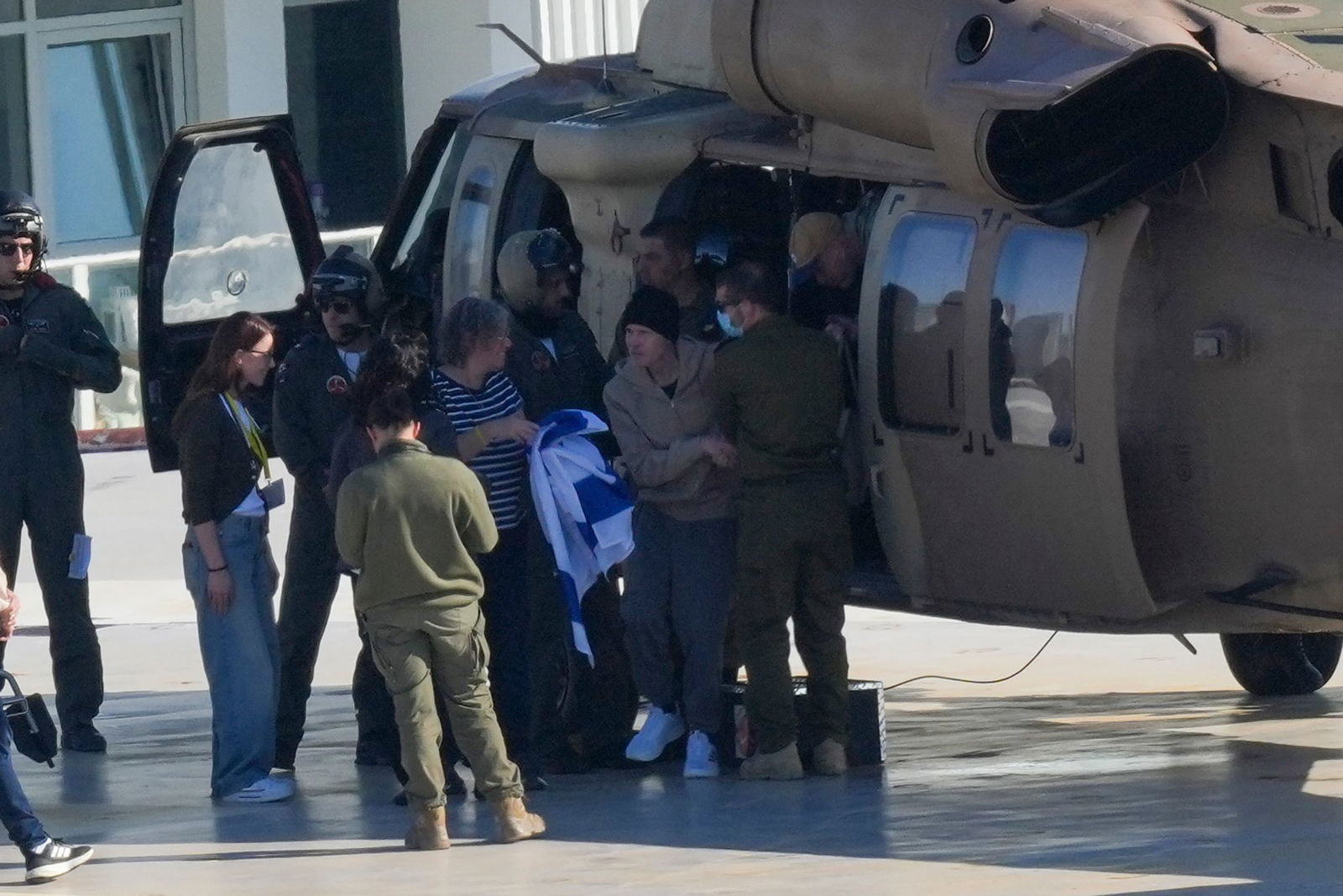 Insgesamt drei aus Israel entführte Männer kamen im Rahm eines Deals zwischen Israel und der Hamas am Samstag frei.