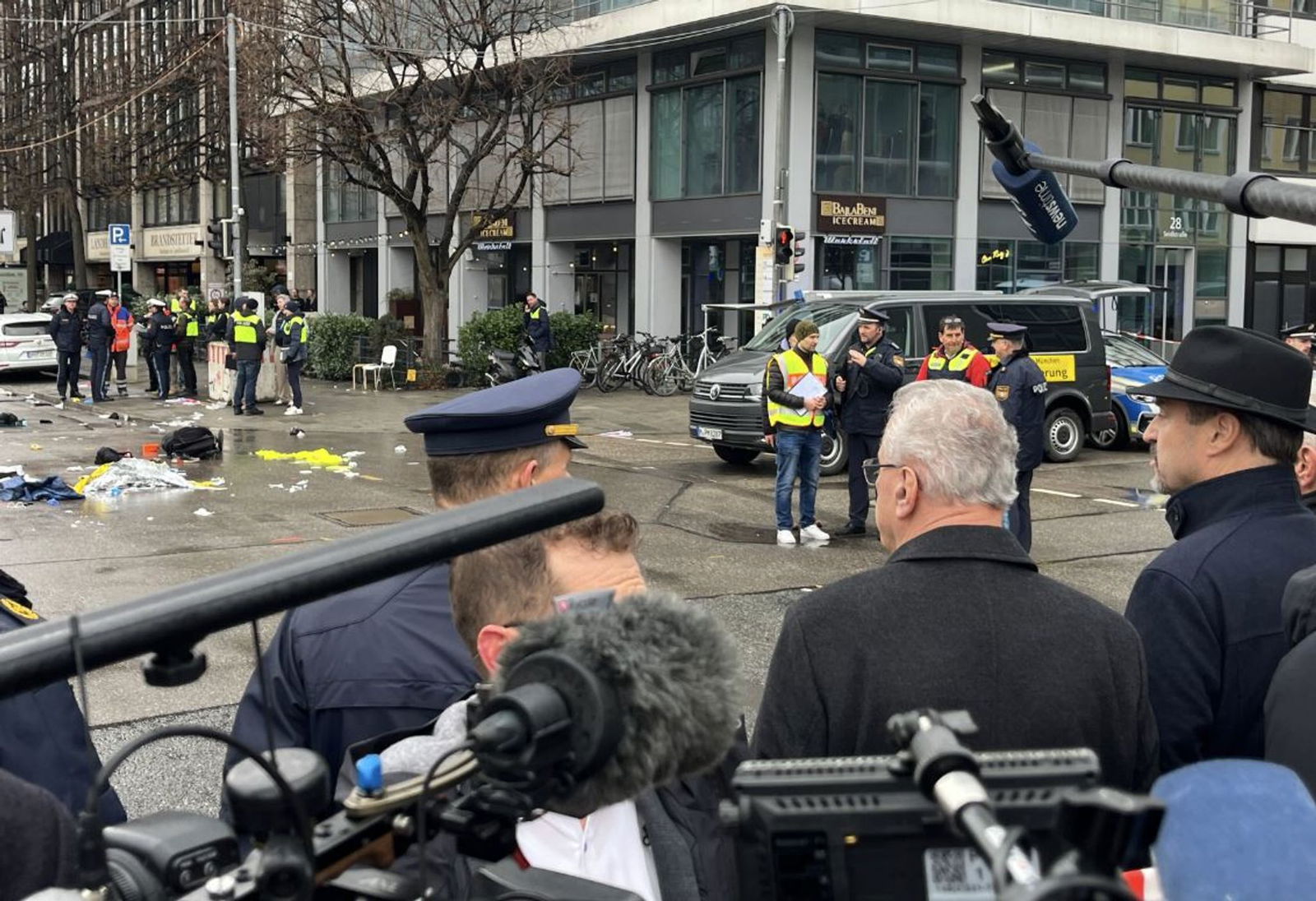 Bayerns Ministerpräsident Markus Söder (CSU) und Landesinnenminister Joachim Herrmann (CSU) am Einsatzort