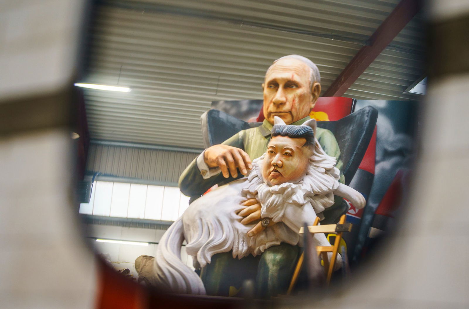 Die Wagenbauer stellen Putin als Bond-Bösewicht Blofeld dar, seine Katze hat das Gesicht von Kim Jong Un.