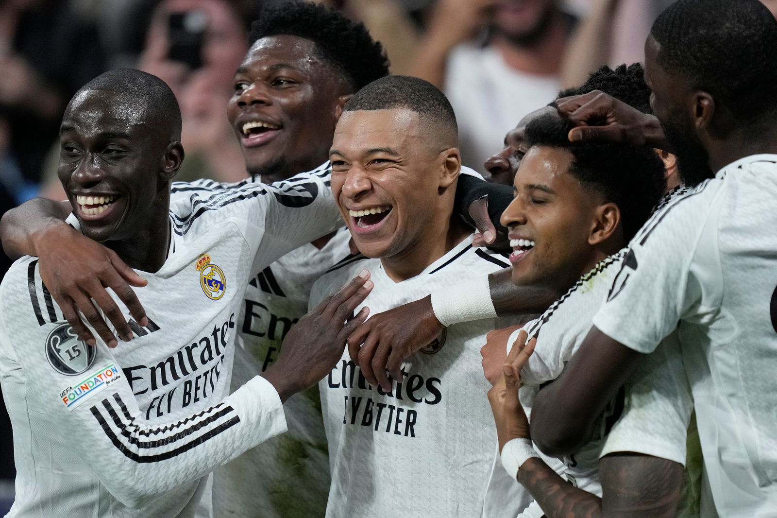 Erledigte die Skyblues nahezu im Alleingang: Reals Offensiv-Star Kylian Mbappé (M.).