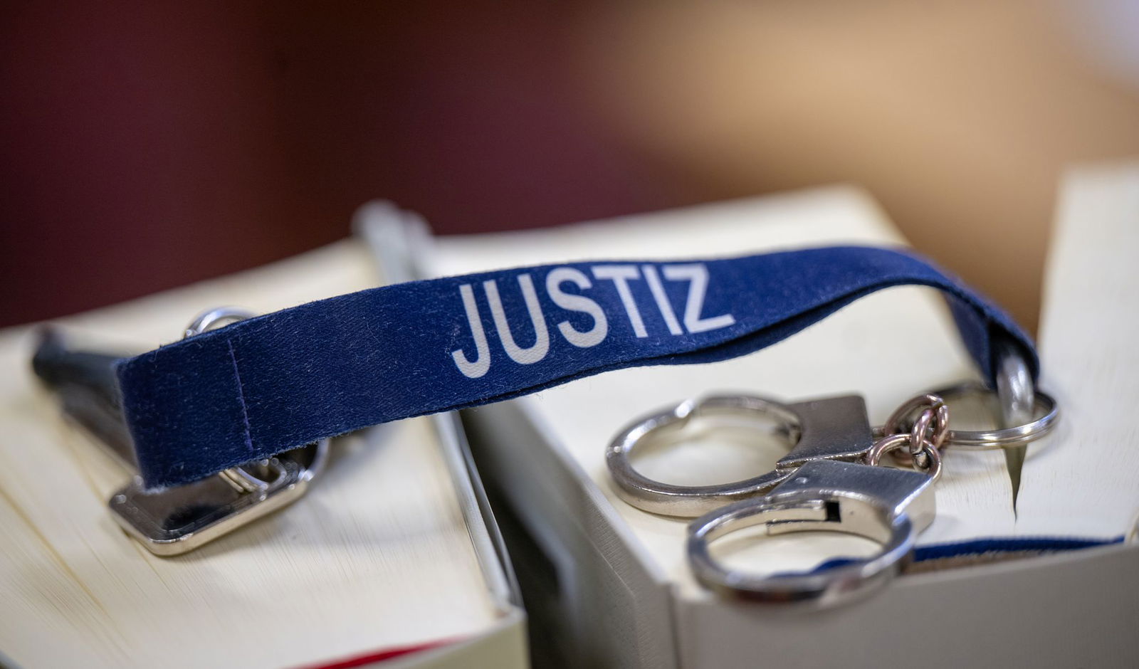 Der 61 Jahre alte Verdächtige sitzt nun in Untersuchungshaft. (Symbolbild)