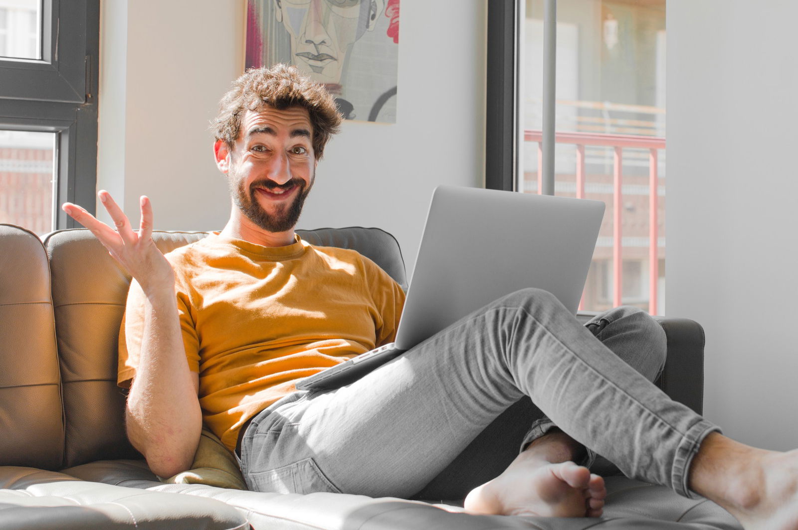 Homeoffice Remote Laptop auf der Couch