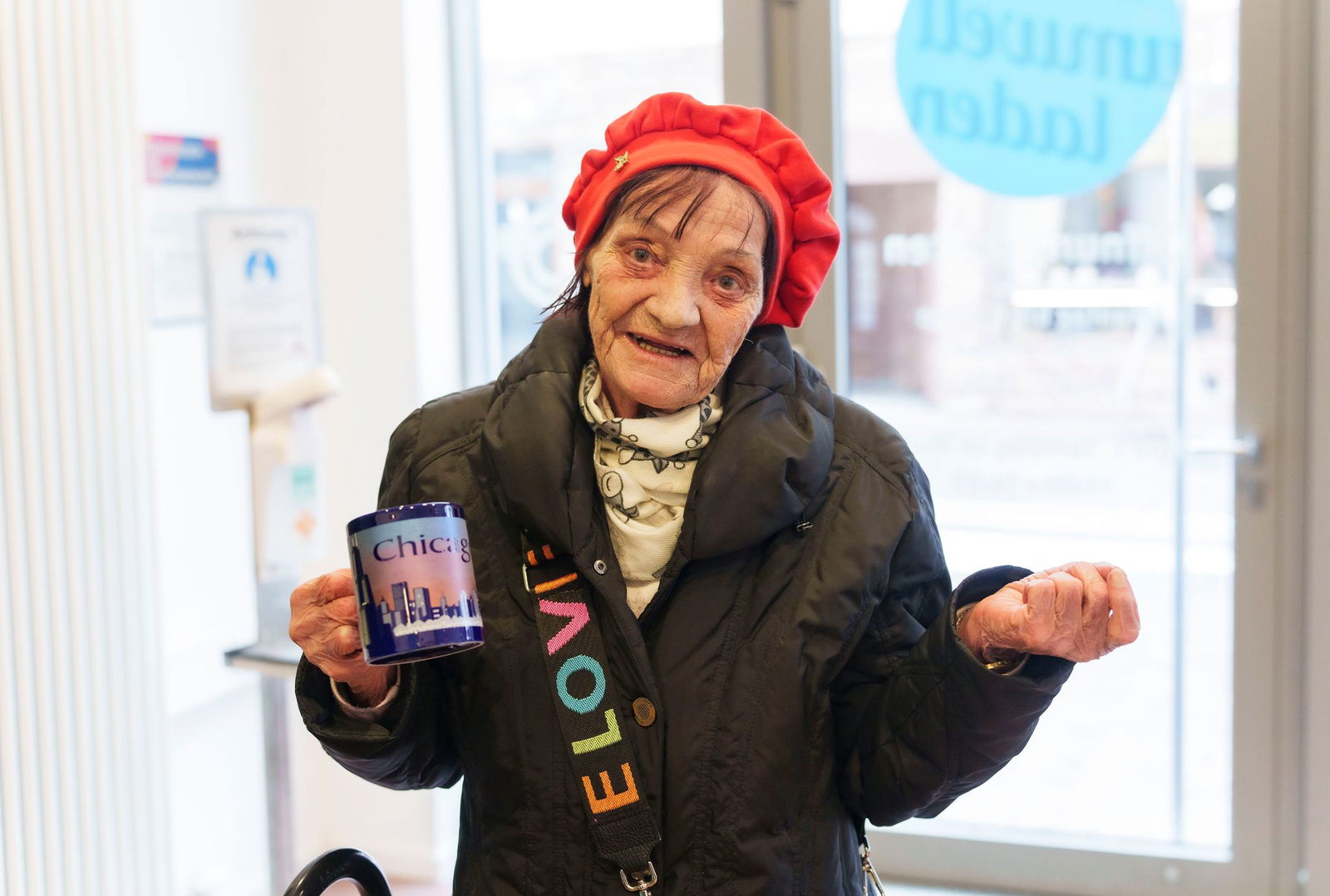 Renate mit ihrem Fundstück