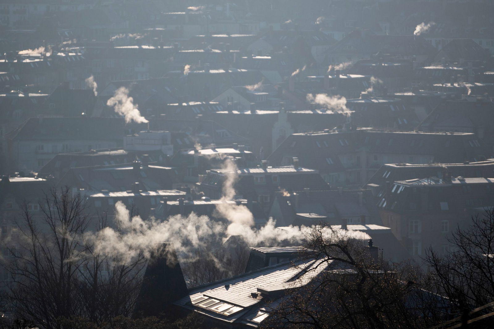 Der DWD rechnet in der Nacht mit örtlichem Nebel im Süden, vereinzelt auch mit Sichtweiten unter 150 Metern.