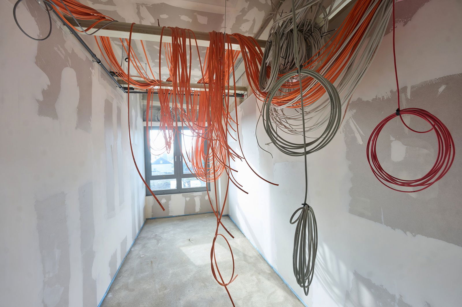 Noch hängen die Kabel von der Decke; bis Sommer soll hier der Serverraum für das Lager entstehen.