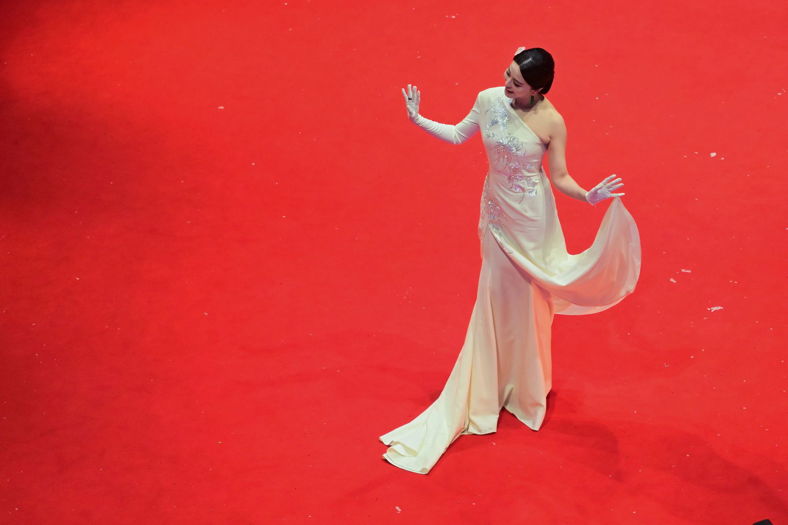 Jury-Mitglied Fan Bingbing sorgt auf dem Teppich für Glamour.