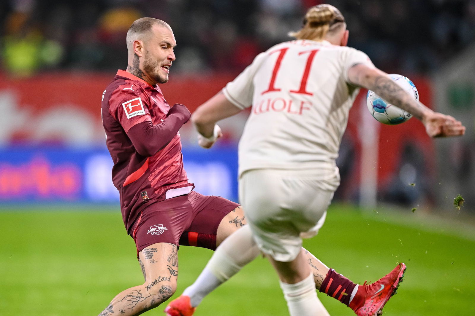 Leipzigs David Raum (l) und Augsburgs Marius Wolf in Aktion.