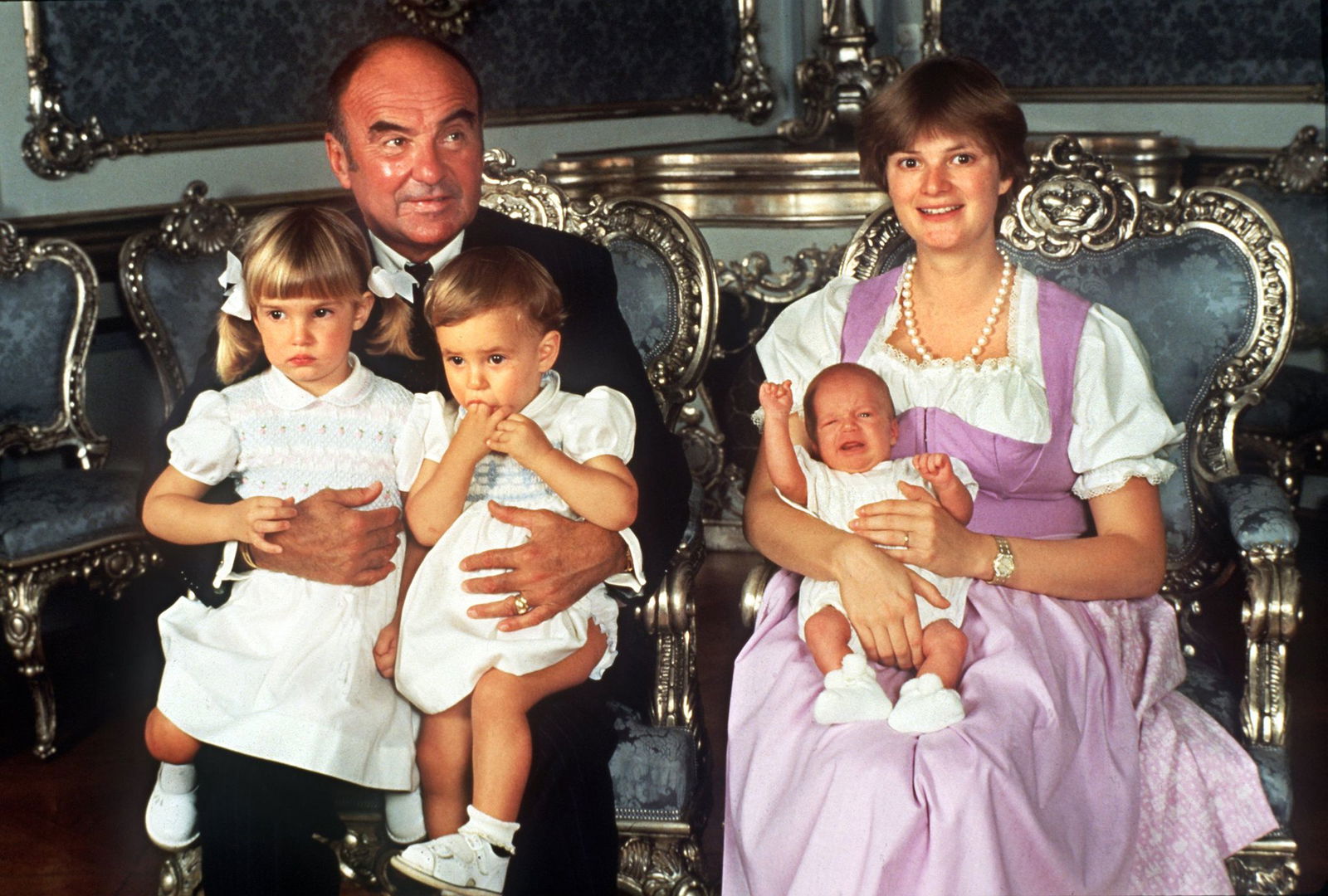 Gloria Fürstin von Thurn und Taxis als junge Mutter mit ihrem Mann, Johannes Fürst von Thurn und Taxis, und den drei Kindern (l-r) Maria Theresia, Elisabeth und Albert im Juni 1983. (Archivbild)