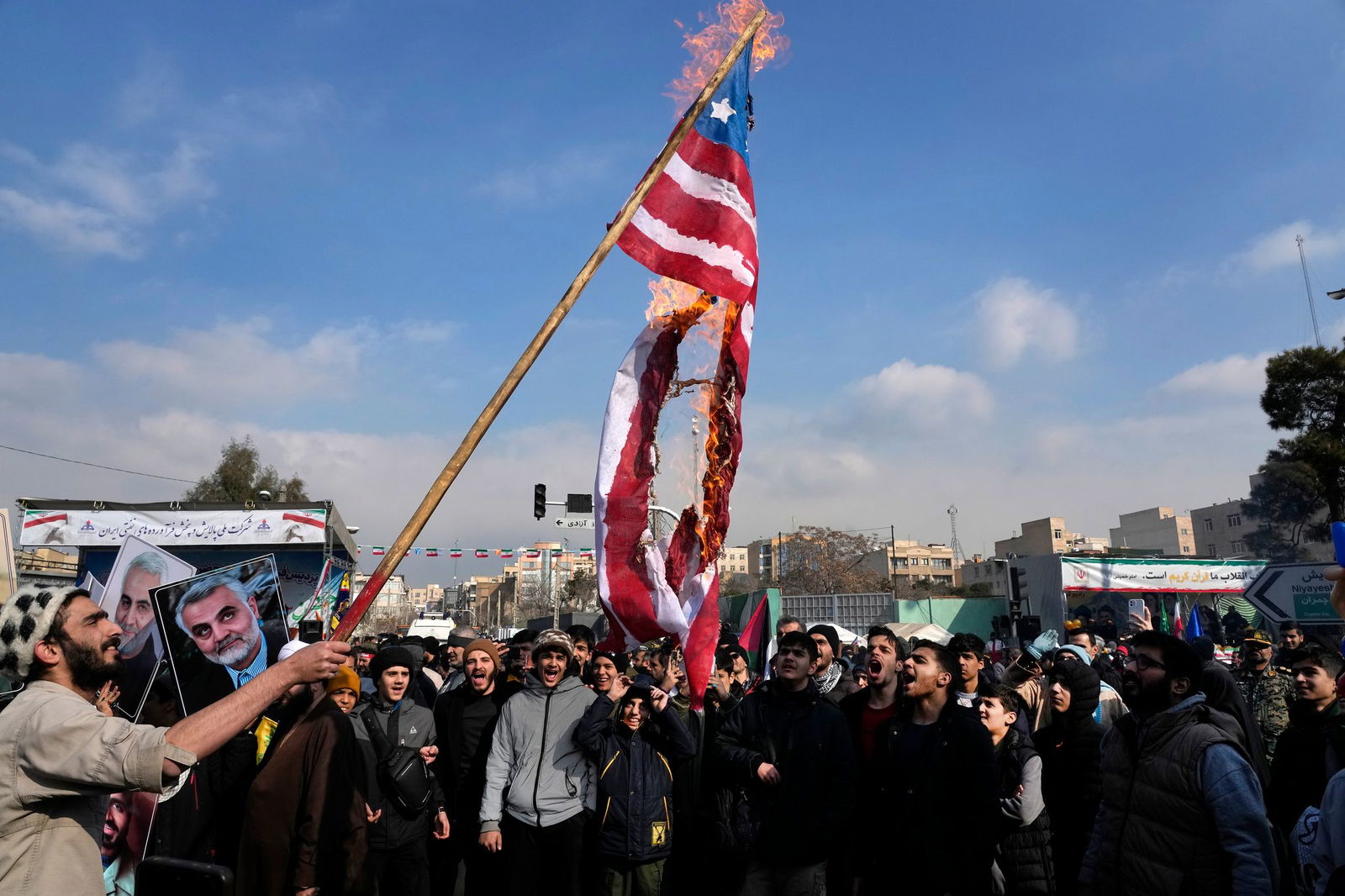 Das Verbrennen von Flaggen des Erzfeindes USA gehört bei staatlich erwünschten Protesten im Iran zum guten Ton.