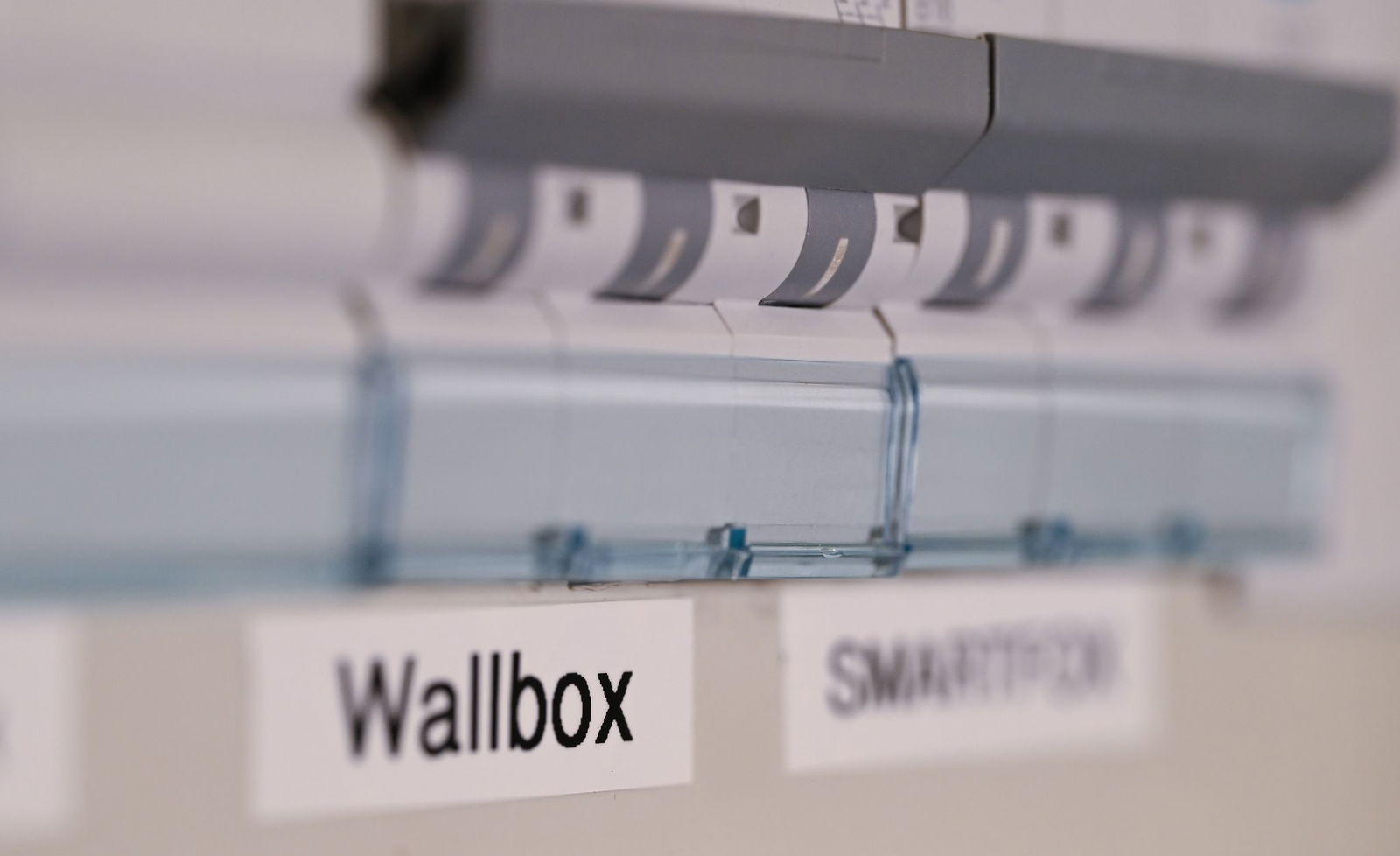 In ländlichen Gegenden mit mehr Einfamilienhäusern sind die Menschen weniger auf öffentliche Ladestationen angewiesen und können auf eigene Wallboxen setzen (Archivbild). 