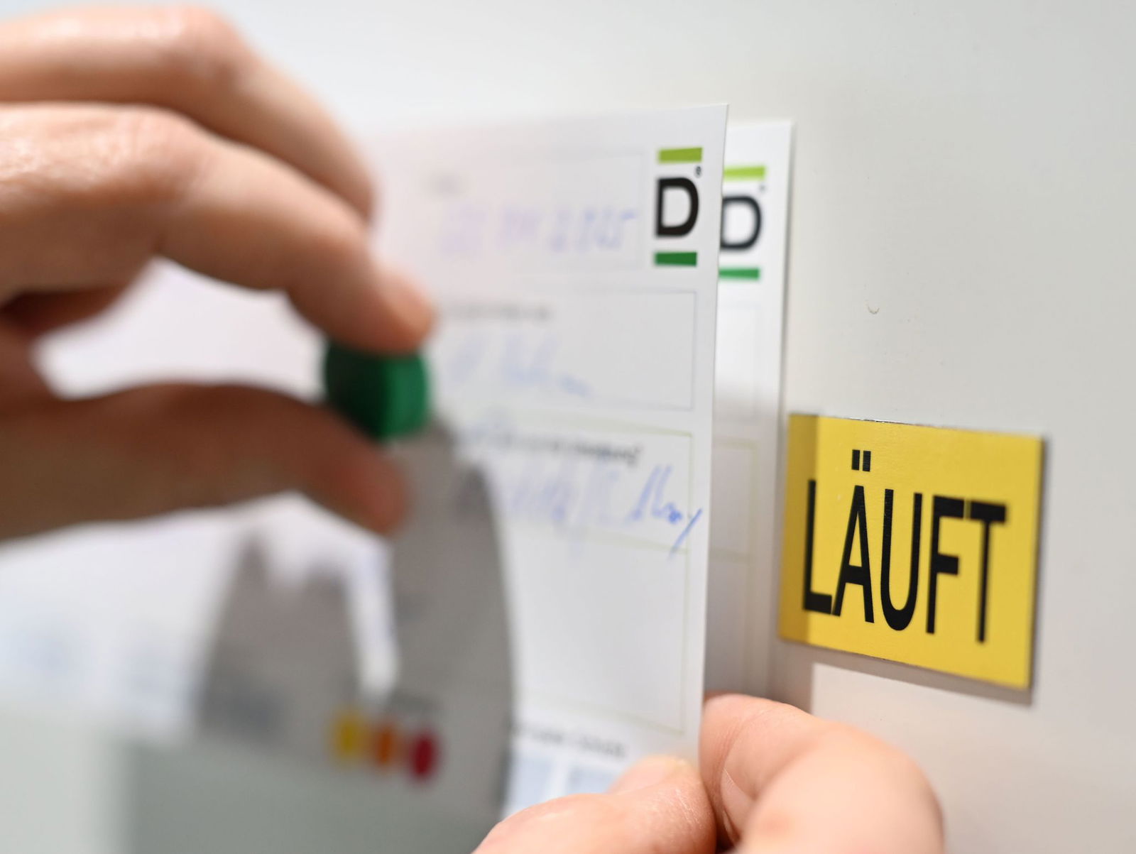 Bei der Firma Debatin sollen Mitarbeitende Fehler benennen und Verbesserungsvorschläge machen. Kleine Magnete zeigen den Fortschritt an: «neu», «läuft» und «erledigt». 