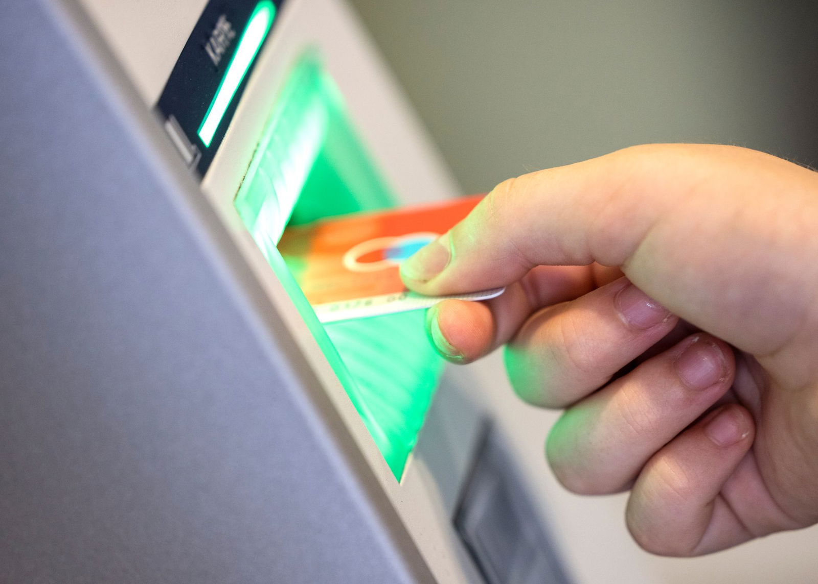 Ein hilfsbereiter Mann hat bei einem Trick 1.000 Euro verloren. (Foto-Illustration).