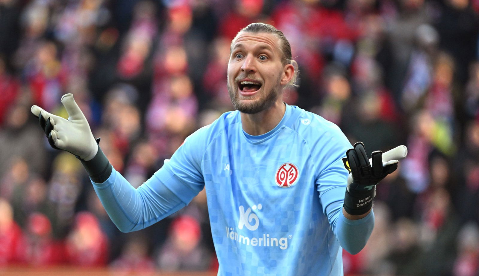 War mit dem 0:0 gegen Augsburg nicht zufrieden: Der Mainzer Torwart Robin Zentner.