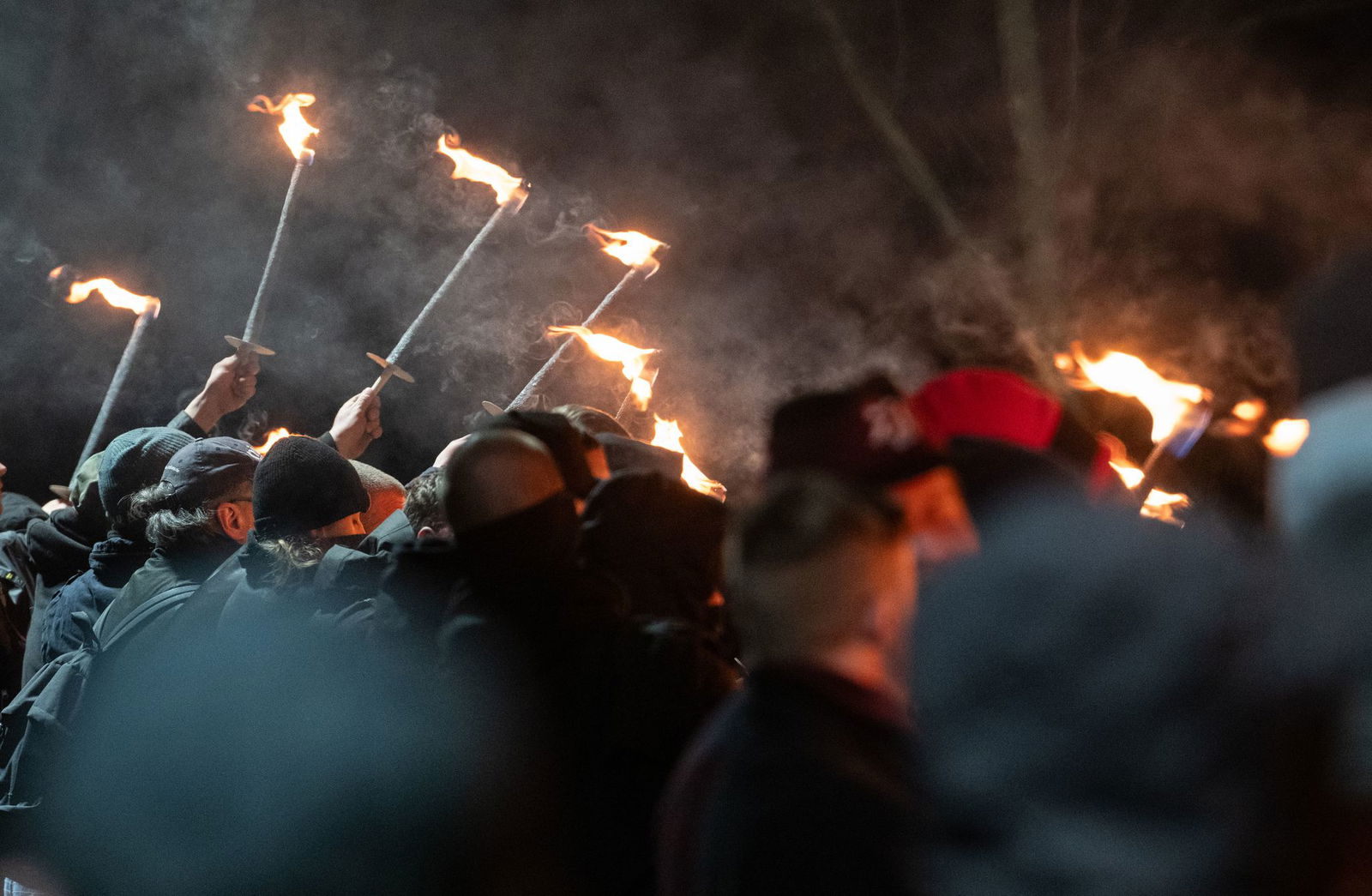 Etwa 70 Personen beteiligen sich an einem rechten Fackelmarsch. (Foto - aktuell)