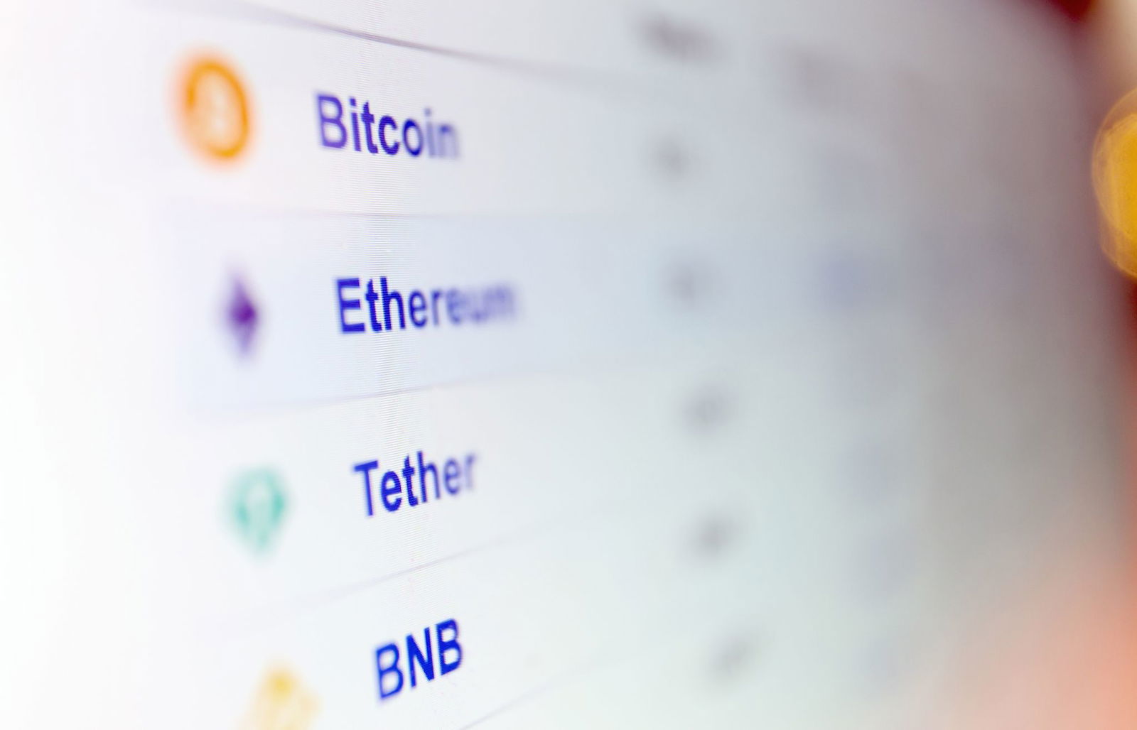 Der Festgenommene soll Menschen überzeugt haben, ihr Geld in Kryptowährungen anzulegen. Die Gelder sollen die Betrüger dann ins Ausland transferiert haben. (Symbolbild)