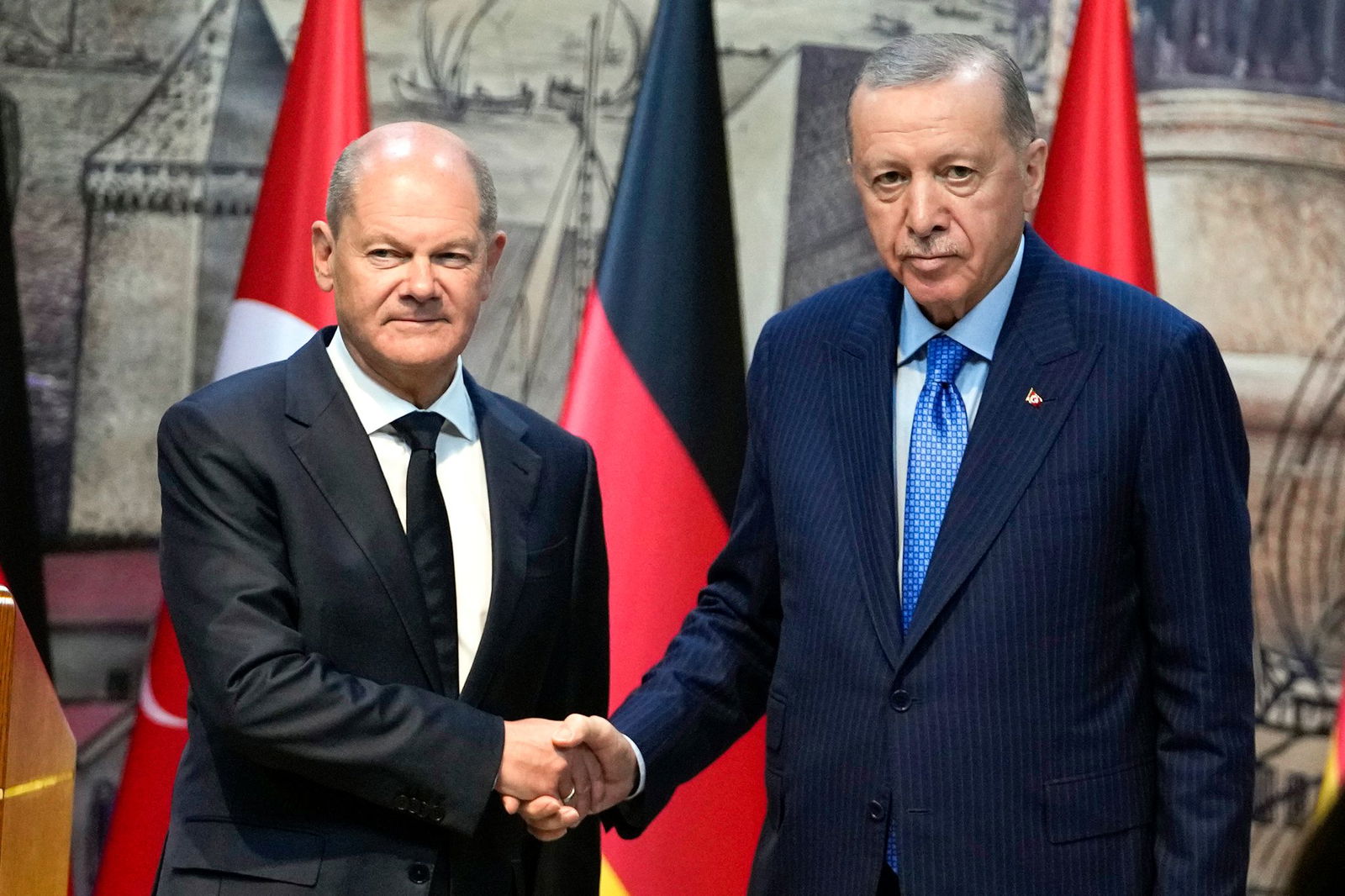 Bundeskanzler Olaf Scholz (SPD) und der türkische Präsident, Recep Tayyip Erdogan, trafen sich im Oktober in Istanbul. (Archivbild)
