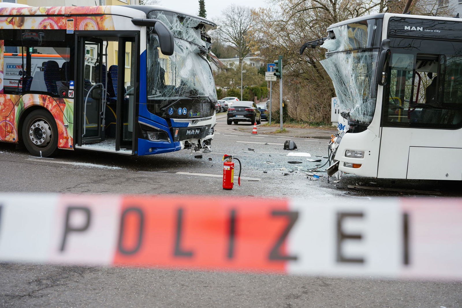 Die Busse standen nach dem Unfall mitten auf der Kreuzung.