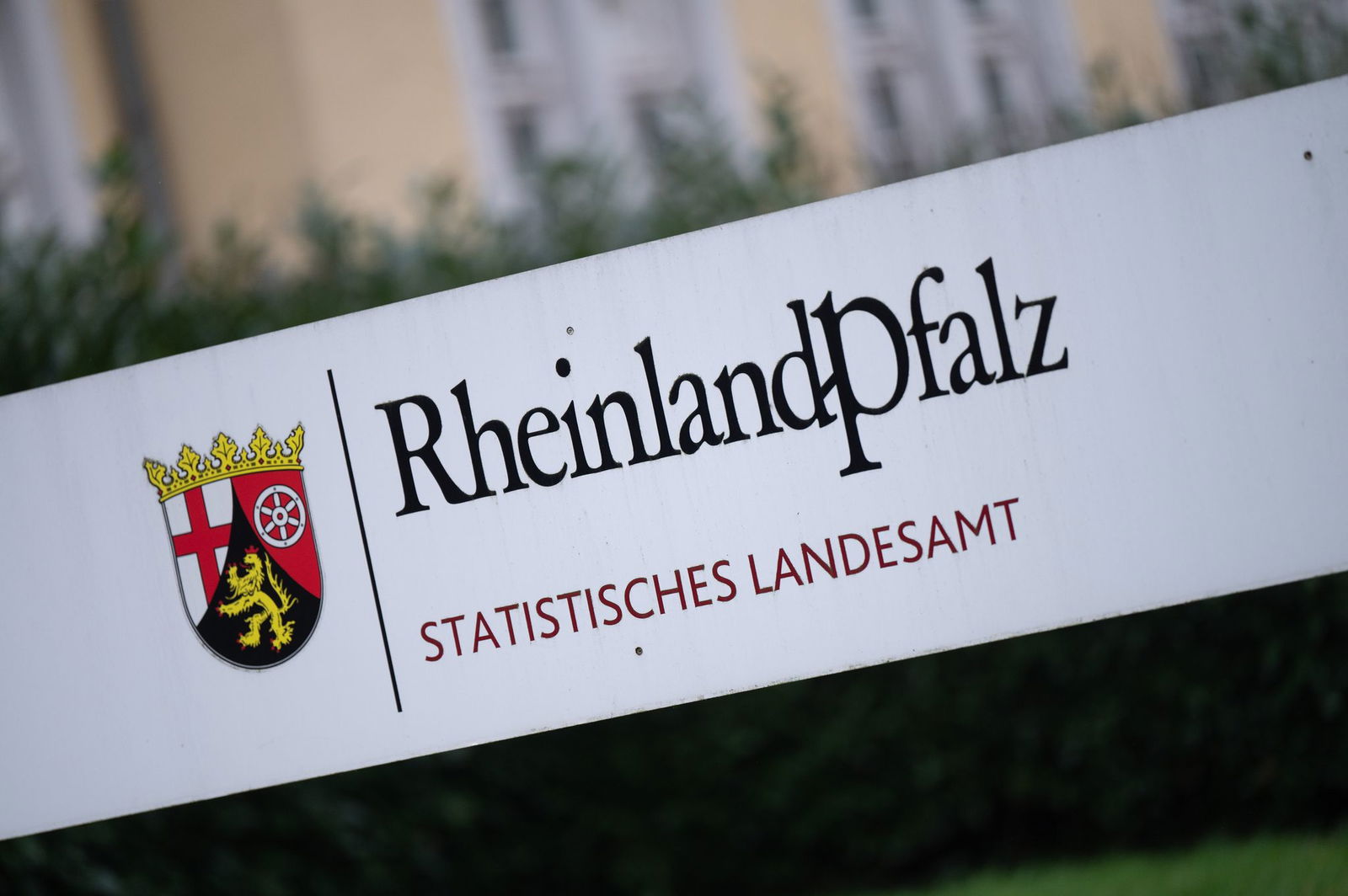 Das Statistische Landesamt Rheinland-Pfalz mit Sitz in Bad Ems hat ermittelt, dass weniger Menschen im Niedriglohnsektor arbeiten (Archivbild). 