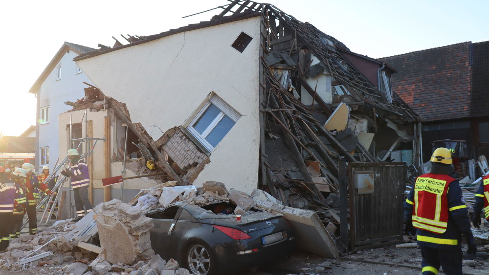 Ein Einfamilienhaus in Stutensee bei Karlsruhe ist nach einer Explosion eingestürzt.