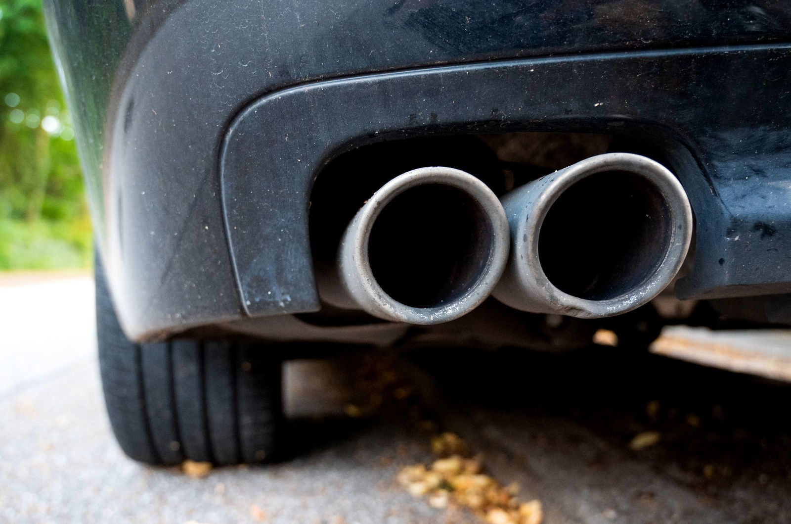 Die Täter hatten Bauschaum in die Auspuffrohre von Autos gesprüht.