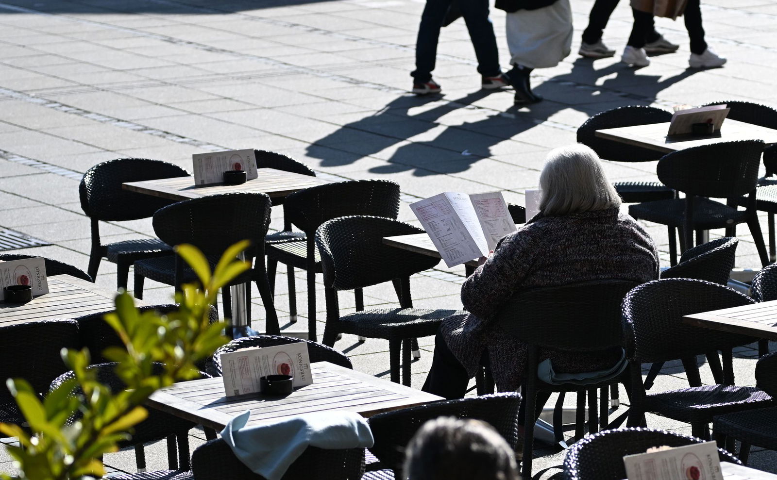Die ersten frühlingshaften Temperaturen des Jahres locken viele Menschen in die Cafés. (Symbolbild)