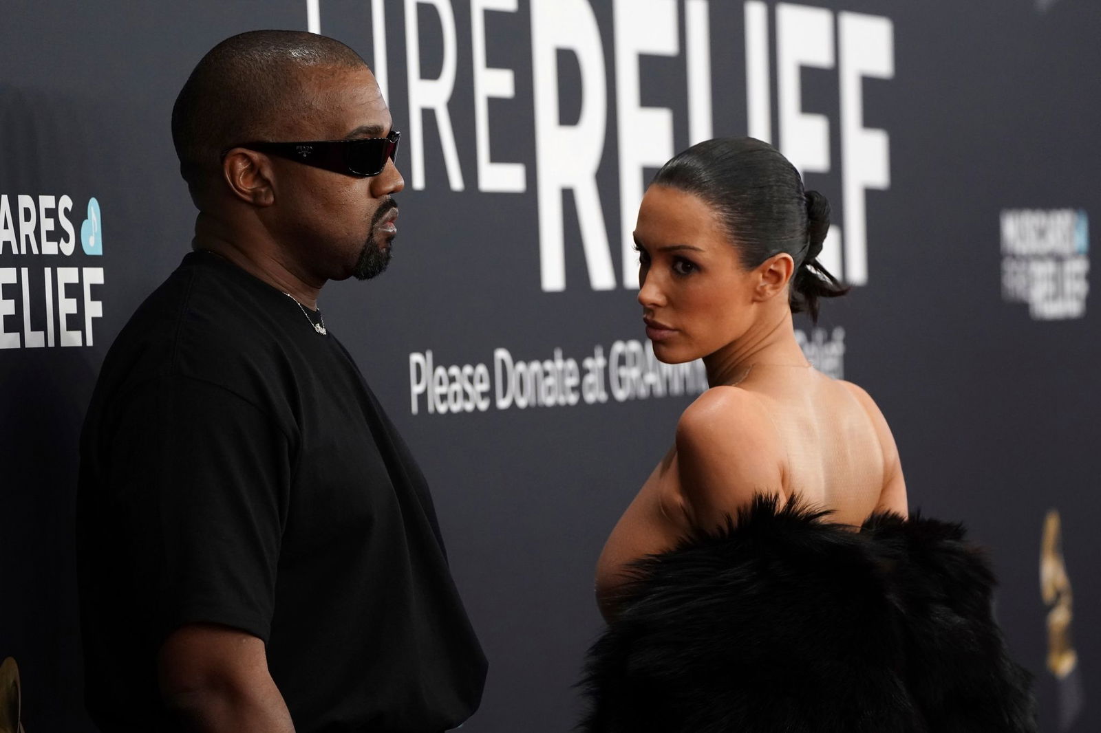 Kanye West und Bianca Censori kommen zur 67. Grammy-Verleihung.