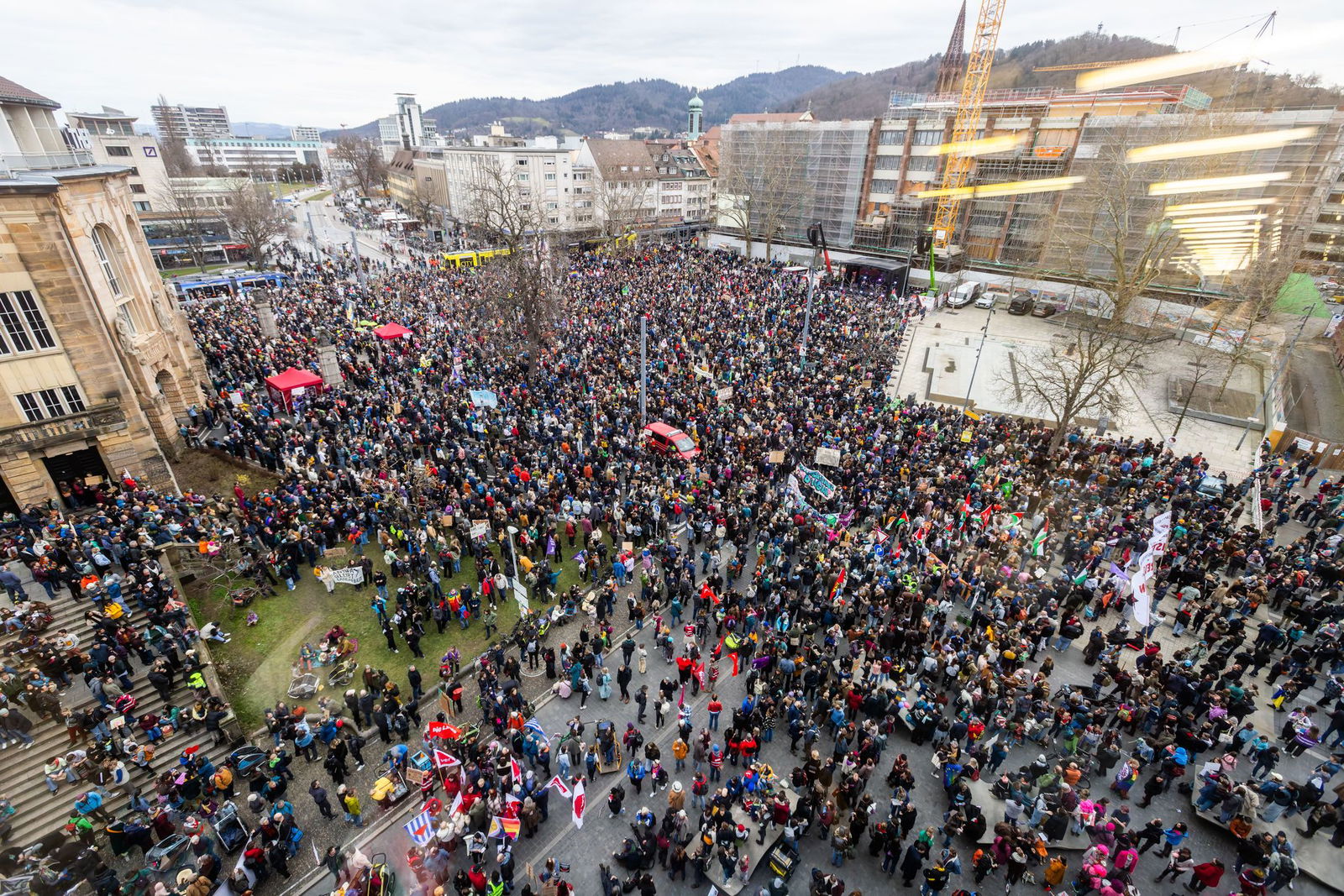 Die Polizei geht von rund 20.000 bis 25.000 Teilnehmenden bei einer Demonstration in Freiburg aus.