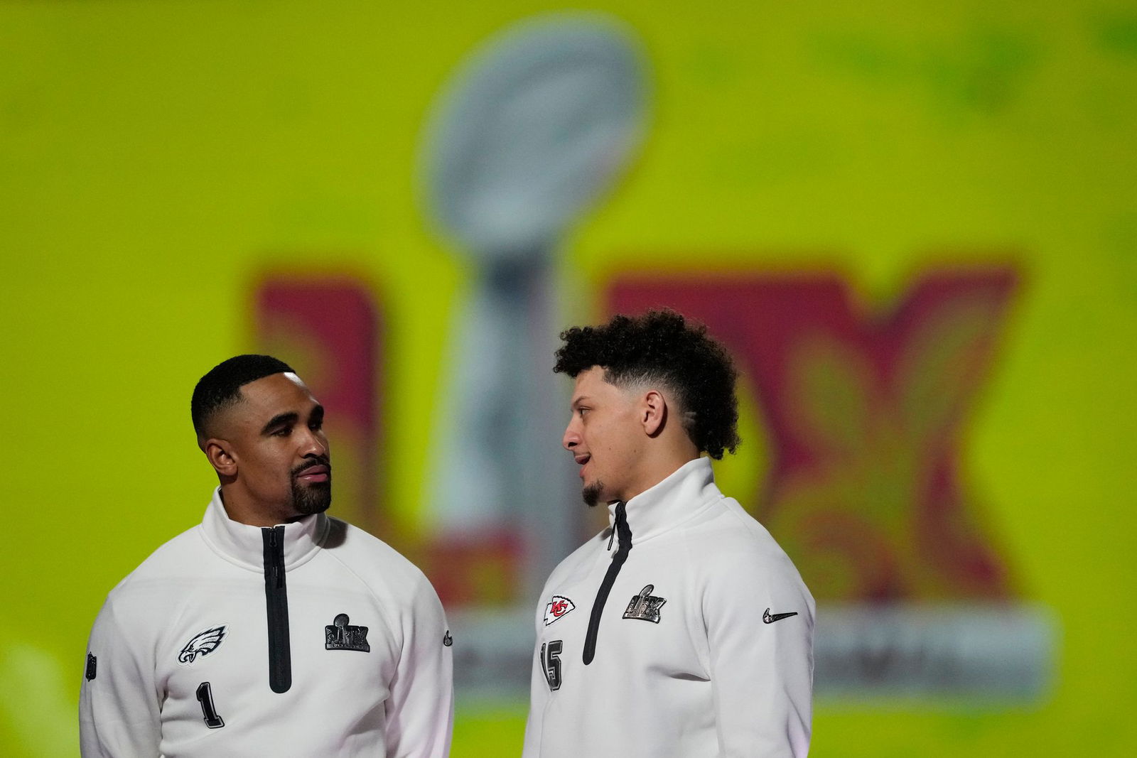 Standen sich bereits vor zwei Jahren in einem Super Bowl gegenüber: Jaylen Hurts (l) und Patrick Mahomes.