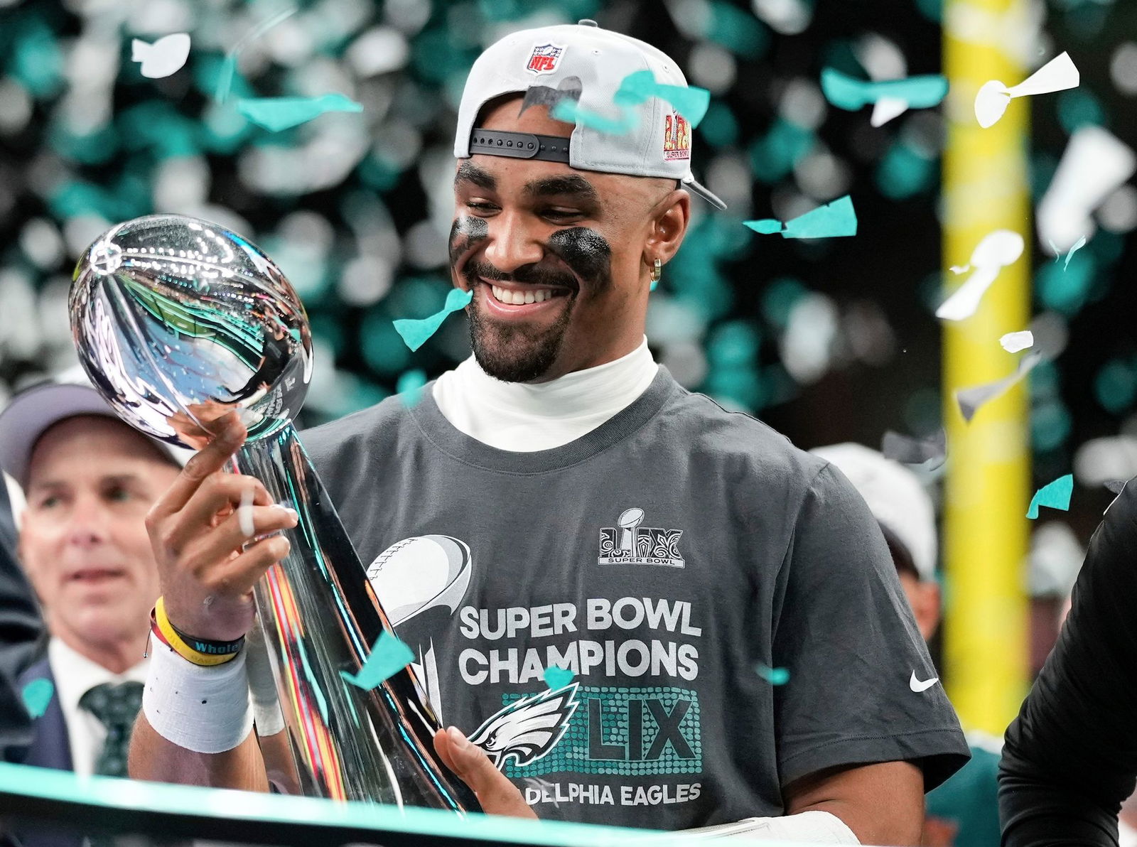 Jalen Hurts hat endlich den großen Pokal - und wurde auch zum MVP gewählt.