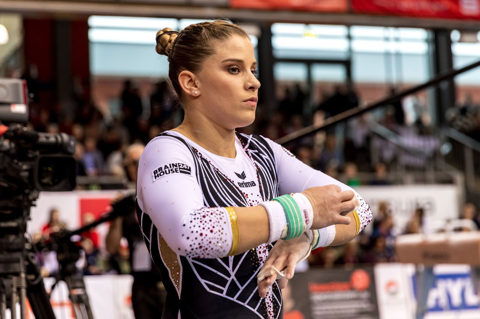 Elisabeth Seitz berichtet über harte Trainingsmethoden.