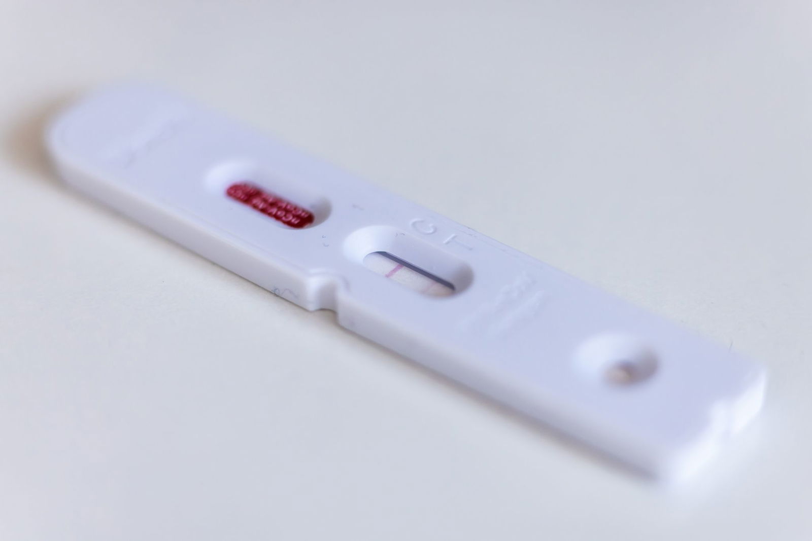 Für Testleistungen und Sachkosten machte die Angeklagte aus Essen demnach im Oktober 2021 in vier Fällen rund 1,4 Millionen Euro bei drei Kassenärztlichen Vereinigungen geltend. (Symbolbild)