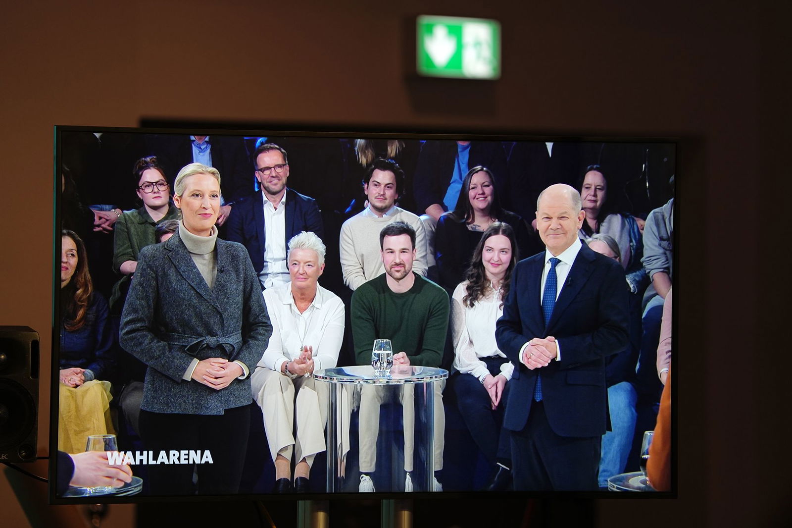 Alice Weidel, Spitzenkandidatin der AfD, wird von mehreren Menschen aus dem Publikum nach ihrer privaten Lebenssituation gefragt.