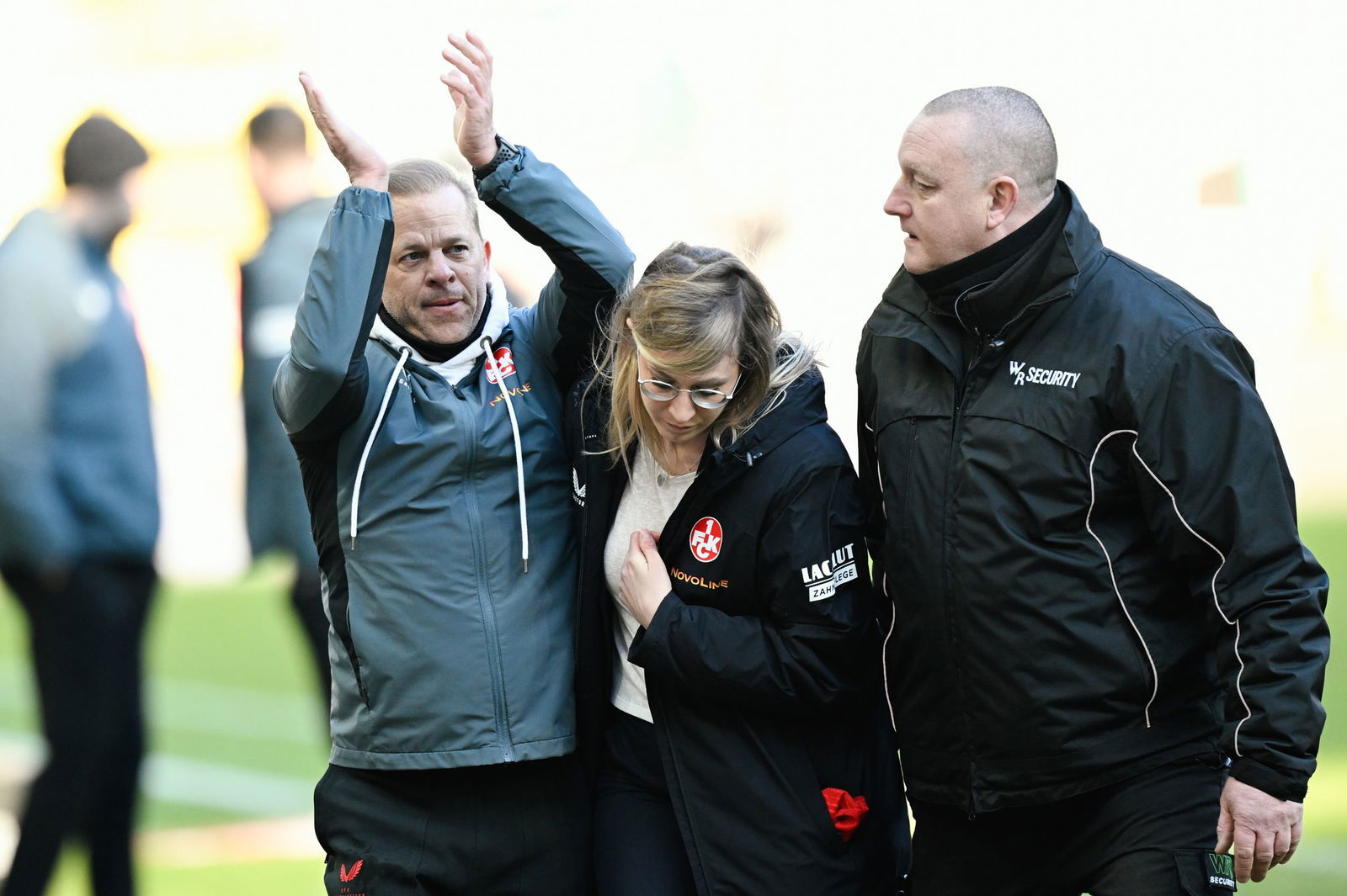 Musste vom Schiedsrichter ferngehalten werden: FCK-Coach Markus Anfang (l).