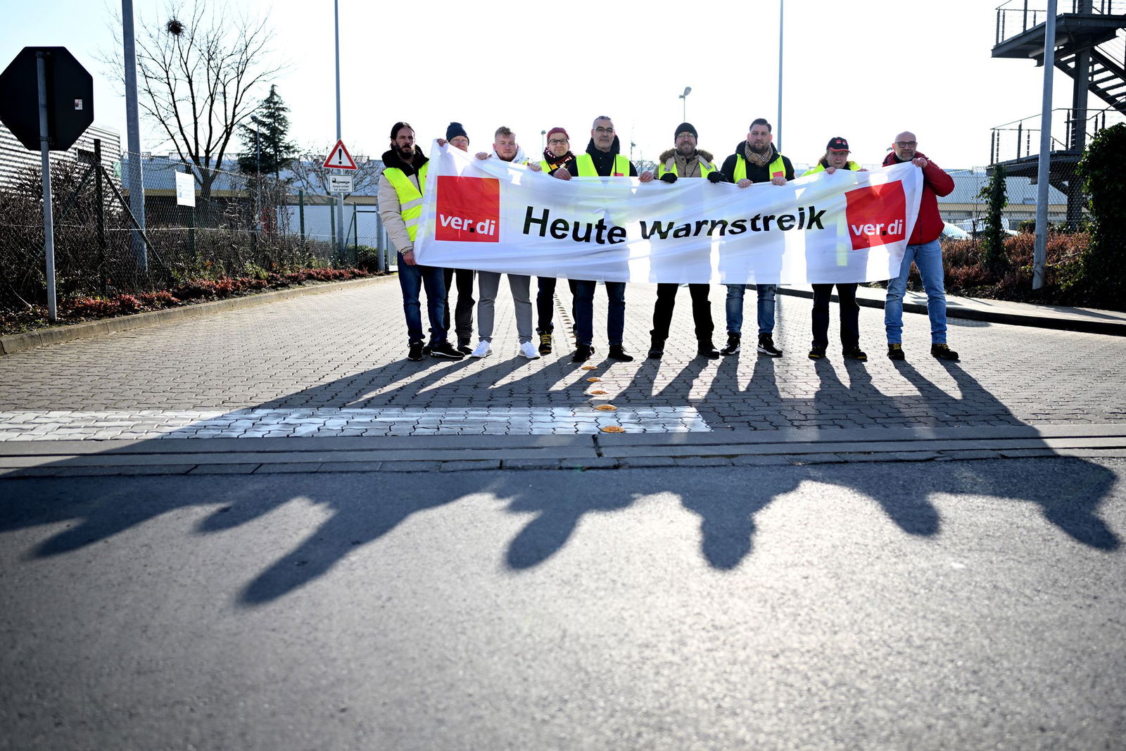 Warnstreikende am Kölner Briefzentrum.