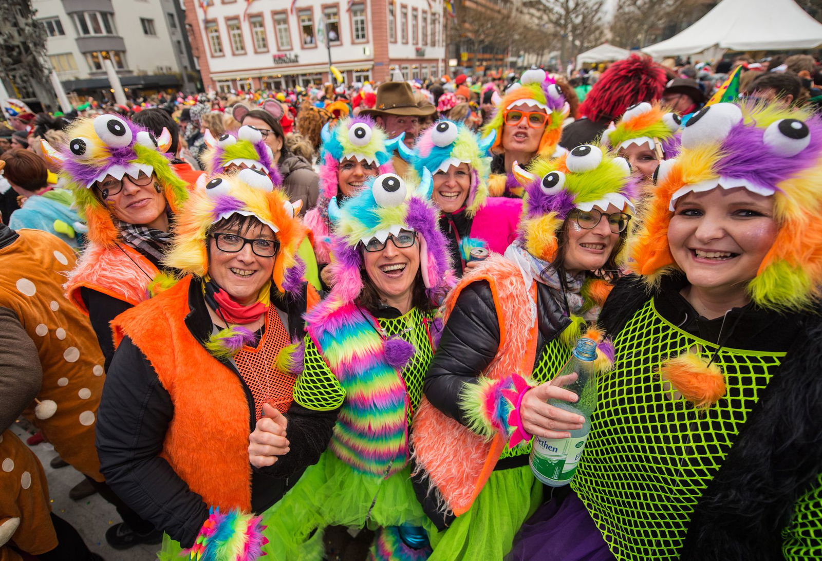 An Weiberfastnacht beginnt der Straßenkarneval - oft in bunten Farben. (Archivbild) 