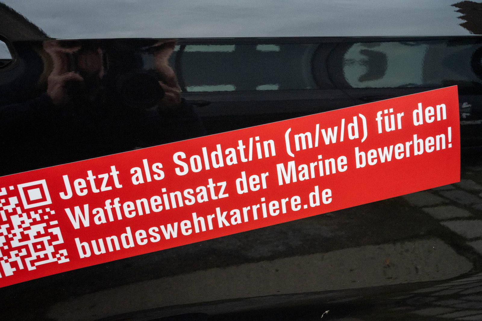 Die Bundeswehr rekrutiert Soldatinnen und Soldaten auf vielen Wegen, auch mit klassischer Werbung (Archivbild).