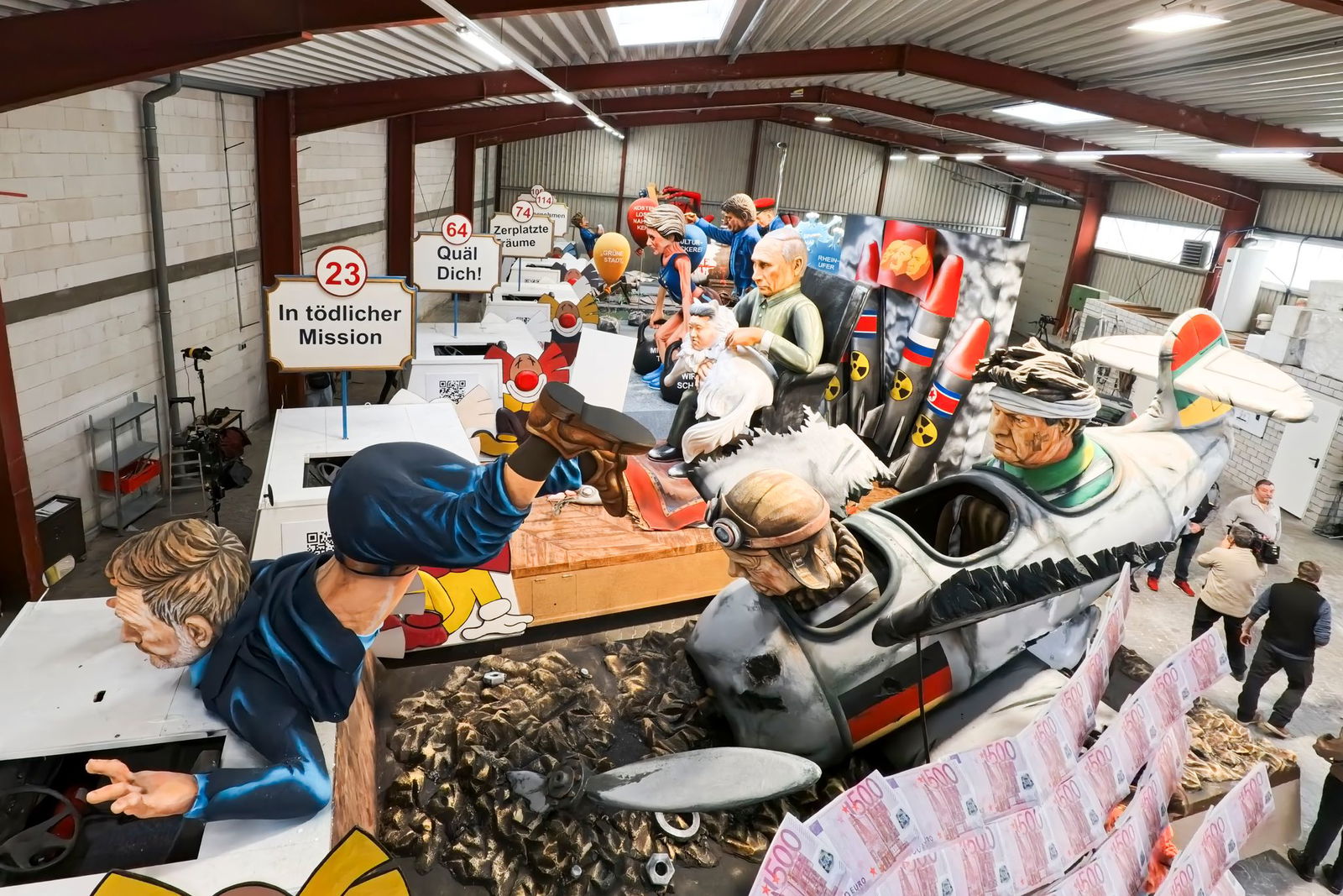 Bei der Präsentation der Wagen waren erstmal nur neun Gefährte zu sehen, an einem wird noch gebaut. 