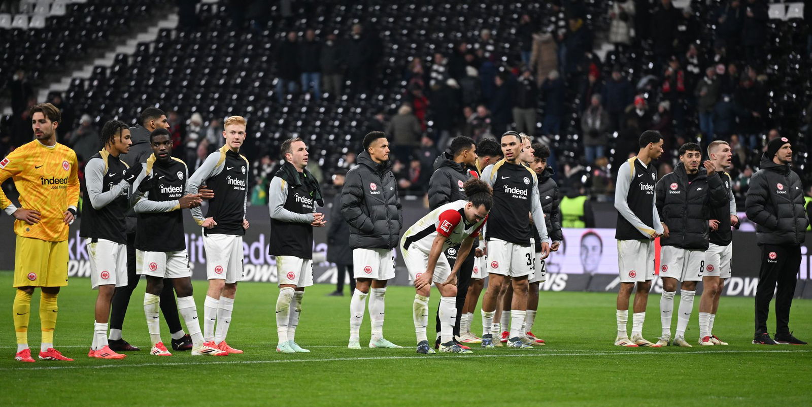 Waren mit dem Punkt nicht zufrieden: Die Spieler von Eintracht Frankfurt