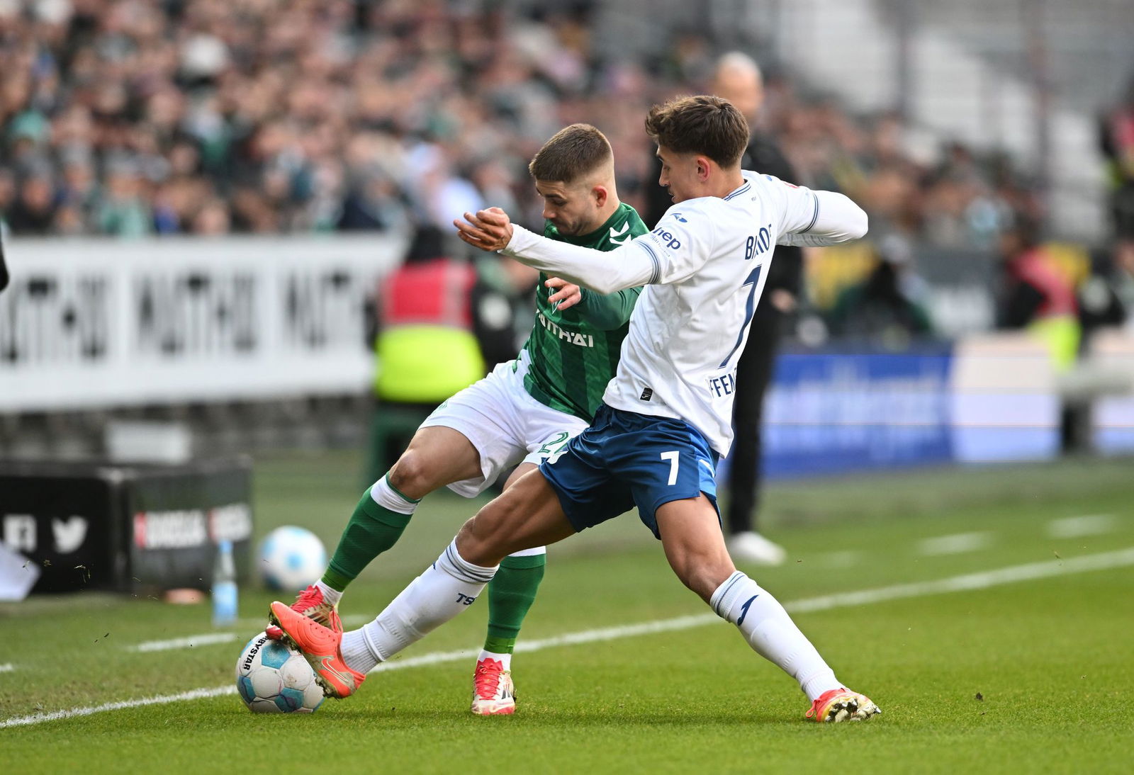 Umkämpftes Spiel: Werders Romano Schmid (l) und Hoffenheims Torschütze Tom Bischof im Duell.  