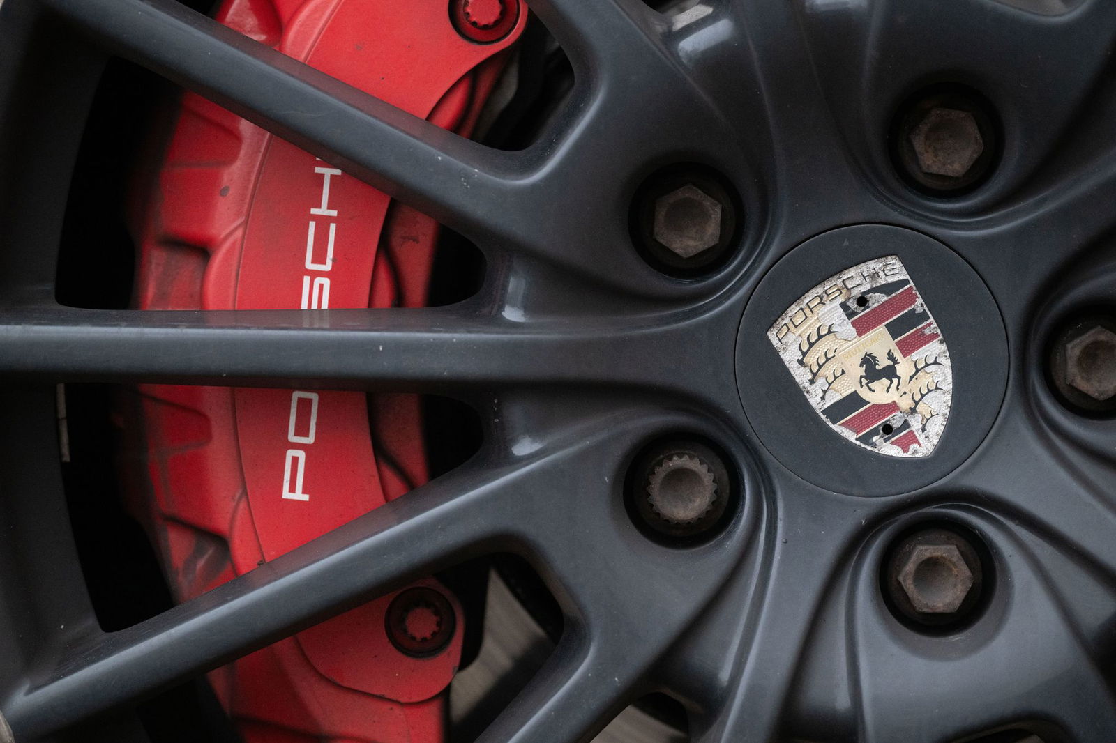 Stabiler Umsatz, sinkende Gewinnmarge: Porsche muss viel investieren, um wieder rentabler zu werden. (Illustration)