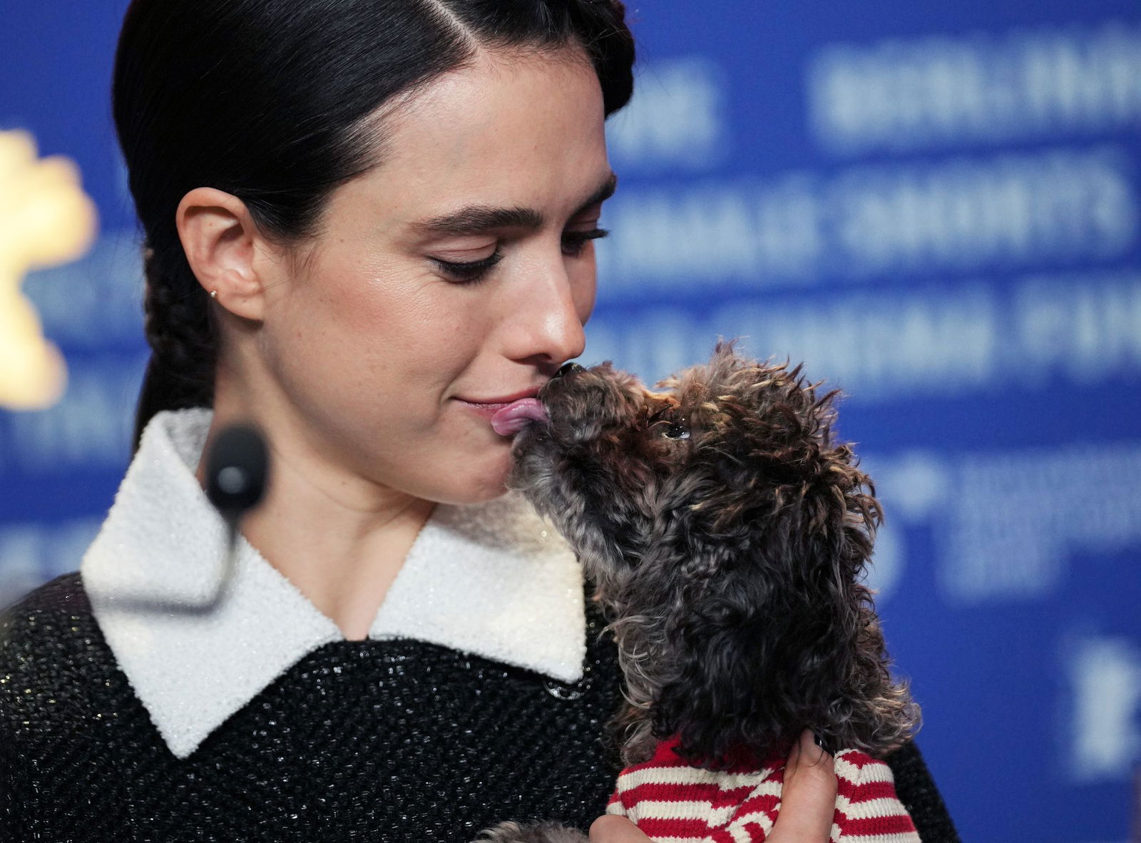 Margaret Qualley präsentierte ihren Hund erstmals der Öffentlichkeit.