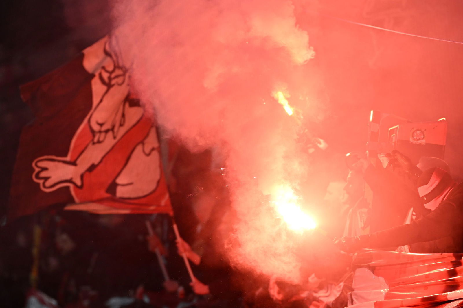Die Fans beider Teams zündeten beim Pokal-Derby Pyrotechnik. 
