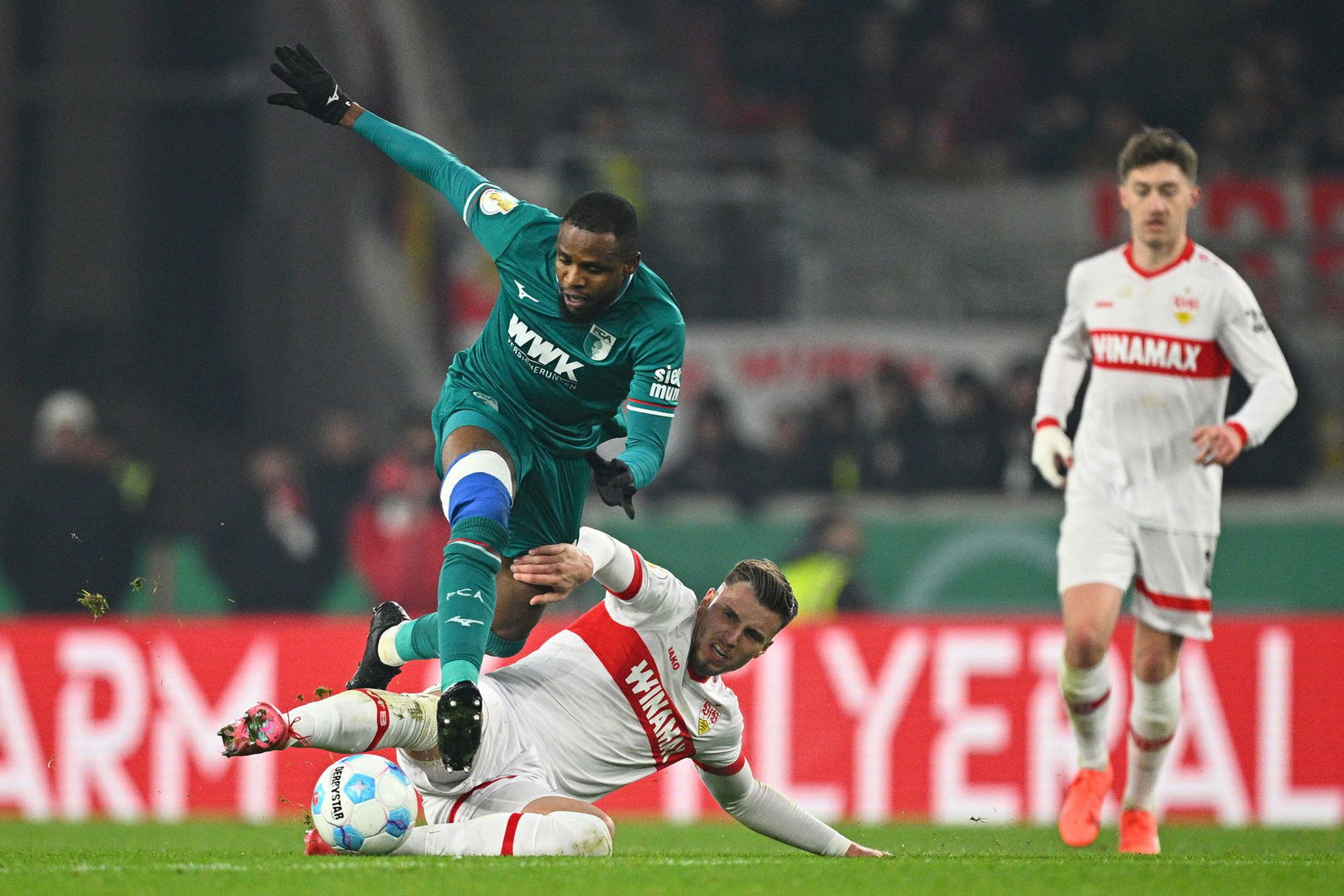 Frank Onyeka leitete das Stuttgarter Führungstor unfreiwillig ein.