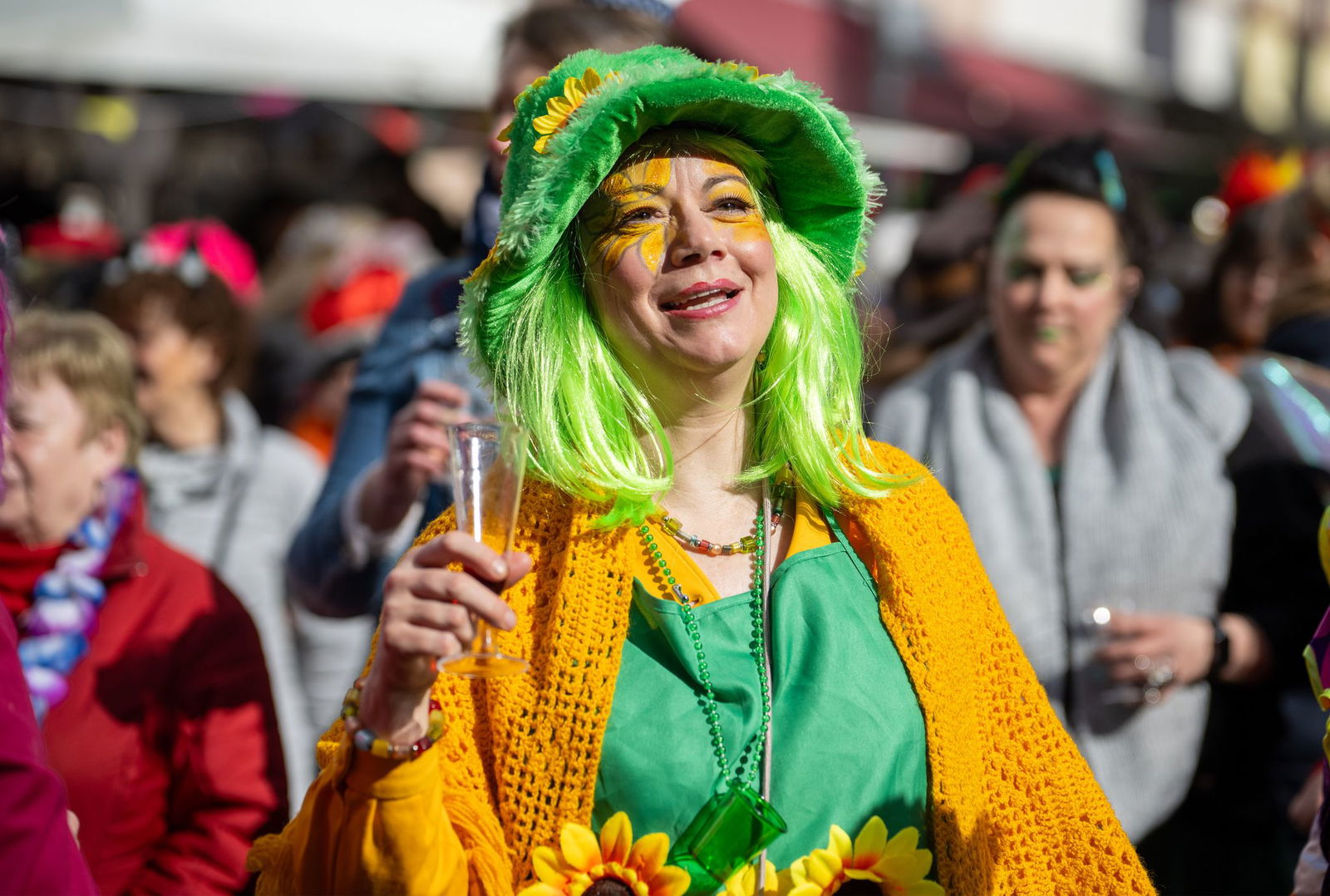 Blumen fanden sich bei vielen Kostümen an Weiberfastnacht.