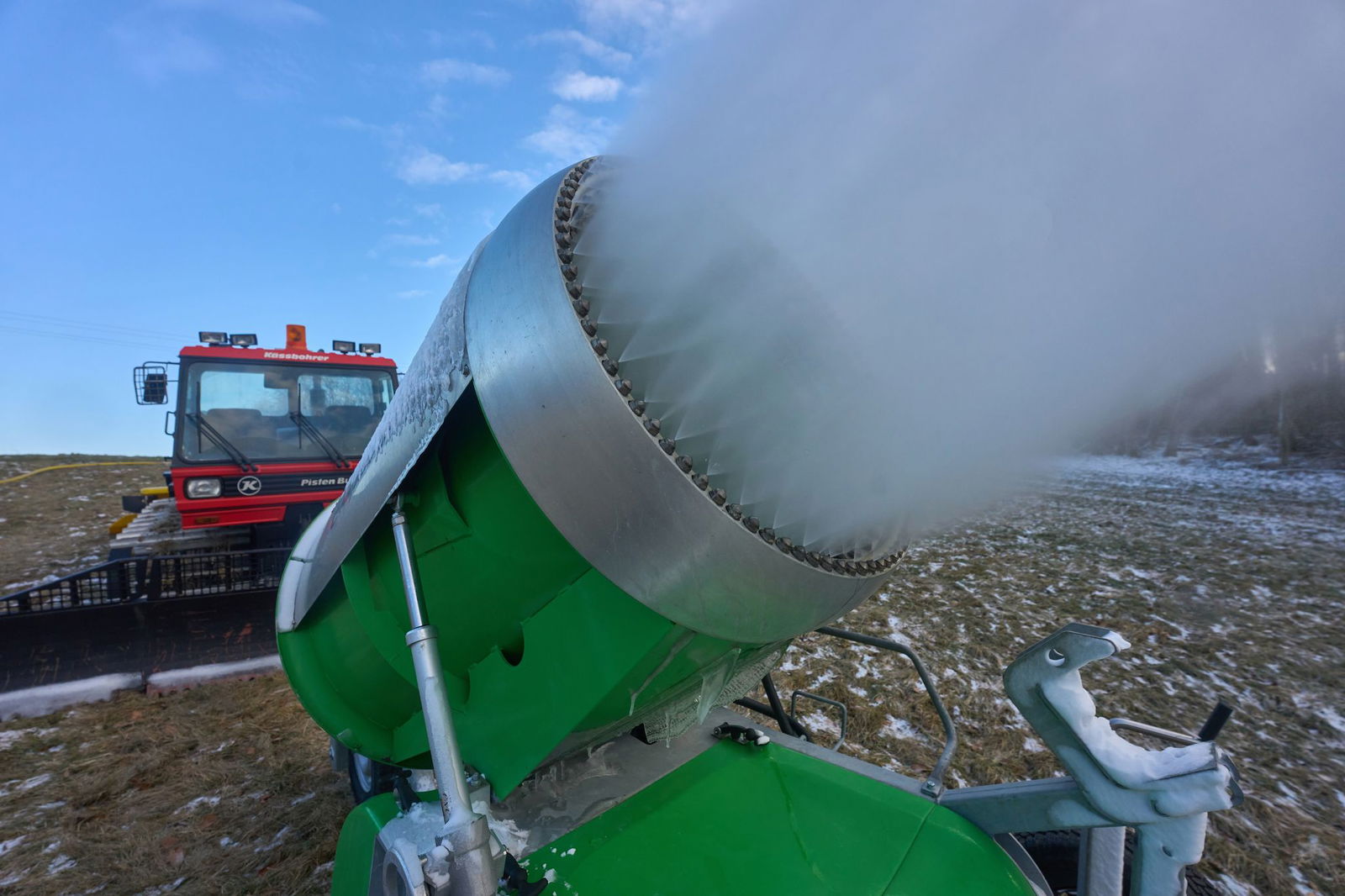 Im Westerwald hofft man auf kältere Tage, damit sich der Kunstschnee lohnt. (Symbolbild)
