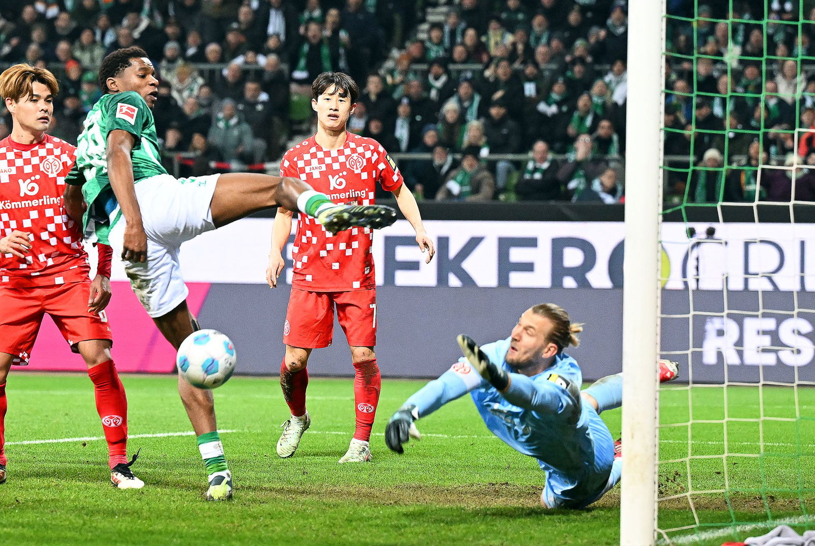 Mainz-Torwart Robin Zentner ist krank, hofft aber auf seinen Einsatz gegen St. Pauli.