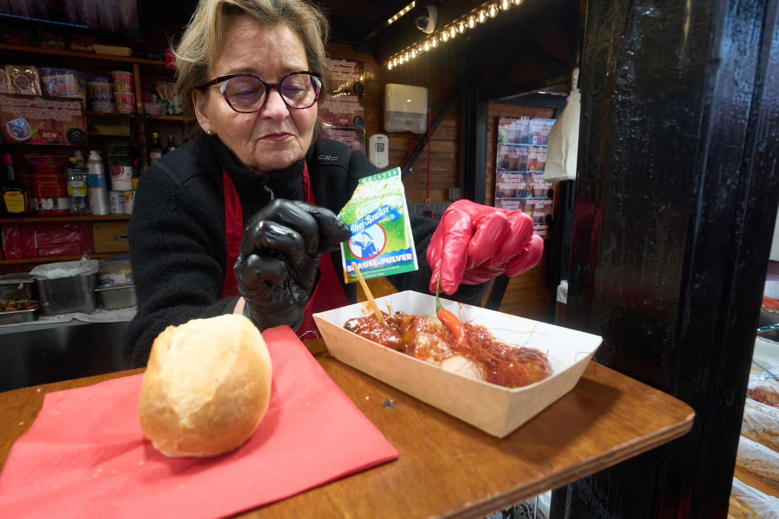 Es prickelt im Mund: Brause-Topping für die Currywurst.