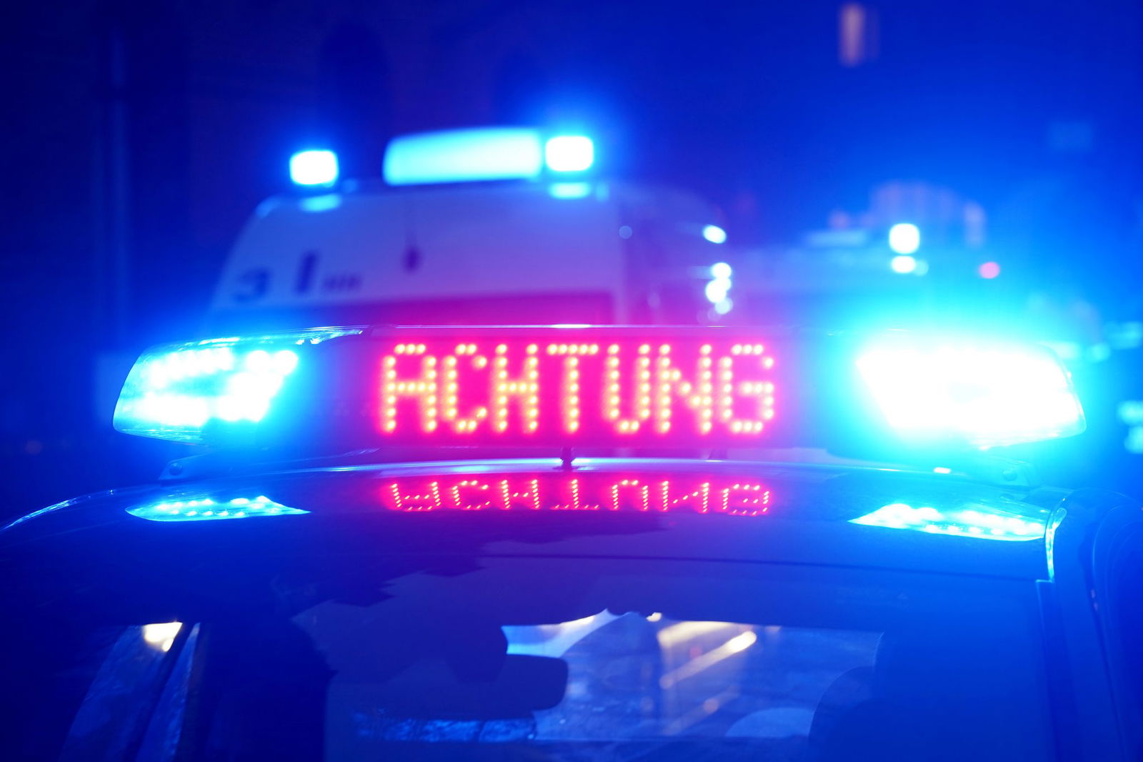 Weil sie die Geschwindigkeit ihres Autos nicht rechtzeitig anpasste, fuhr eine 27-Jährige einem anderen Fahrzeug auf. (Symbolbild)