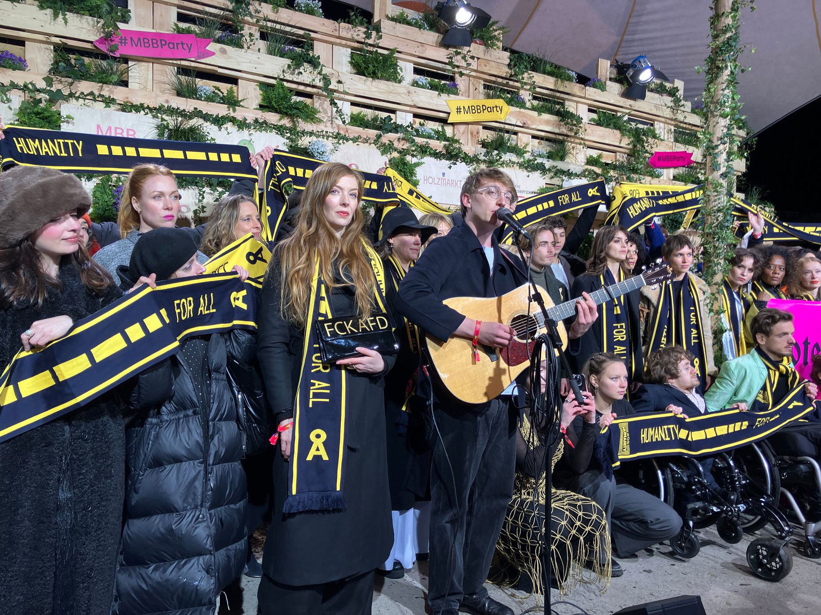 Bei der Protestaktion hielten die Prominenten Schals von SOS Humanity hoch.
